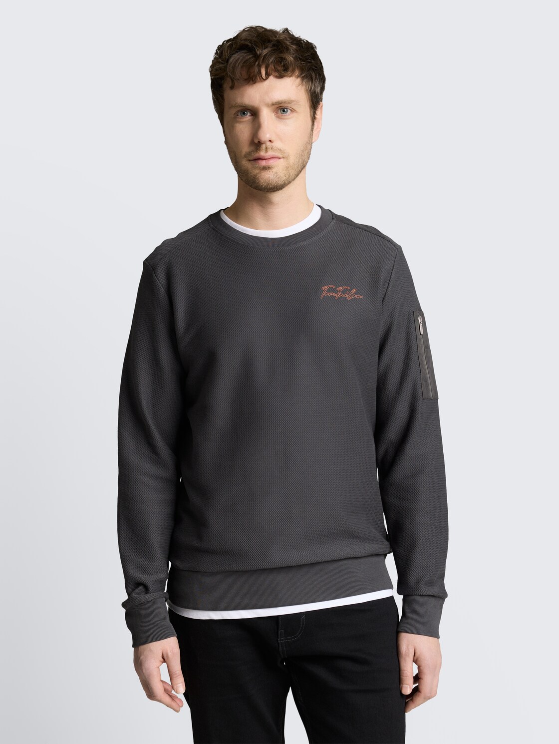 Sweatshirt mit Reißverschlusstasche - Tarmac Grey - Ausschnitt Model-Vorderansicht