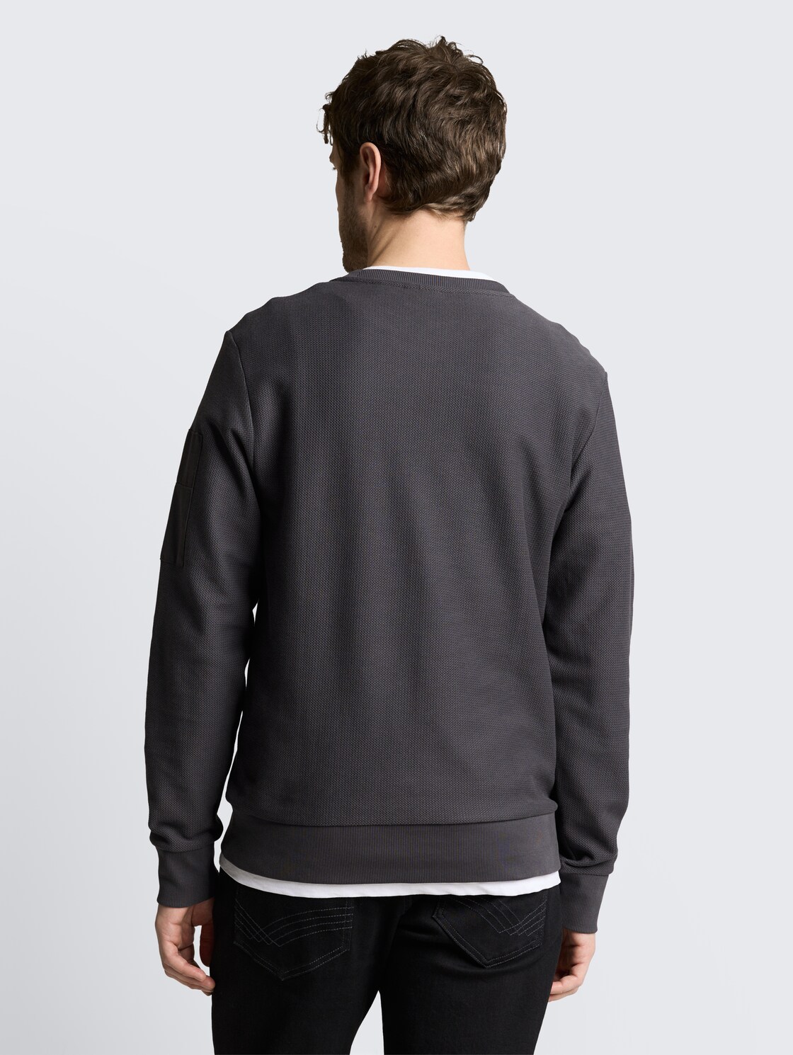 Sweatshirt mit Reißverschlusstasche - Tarmac Grey - Auschnitt Model-Rückansicht