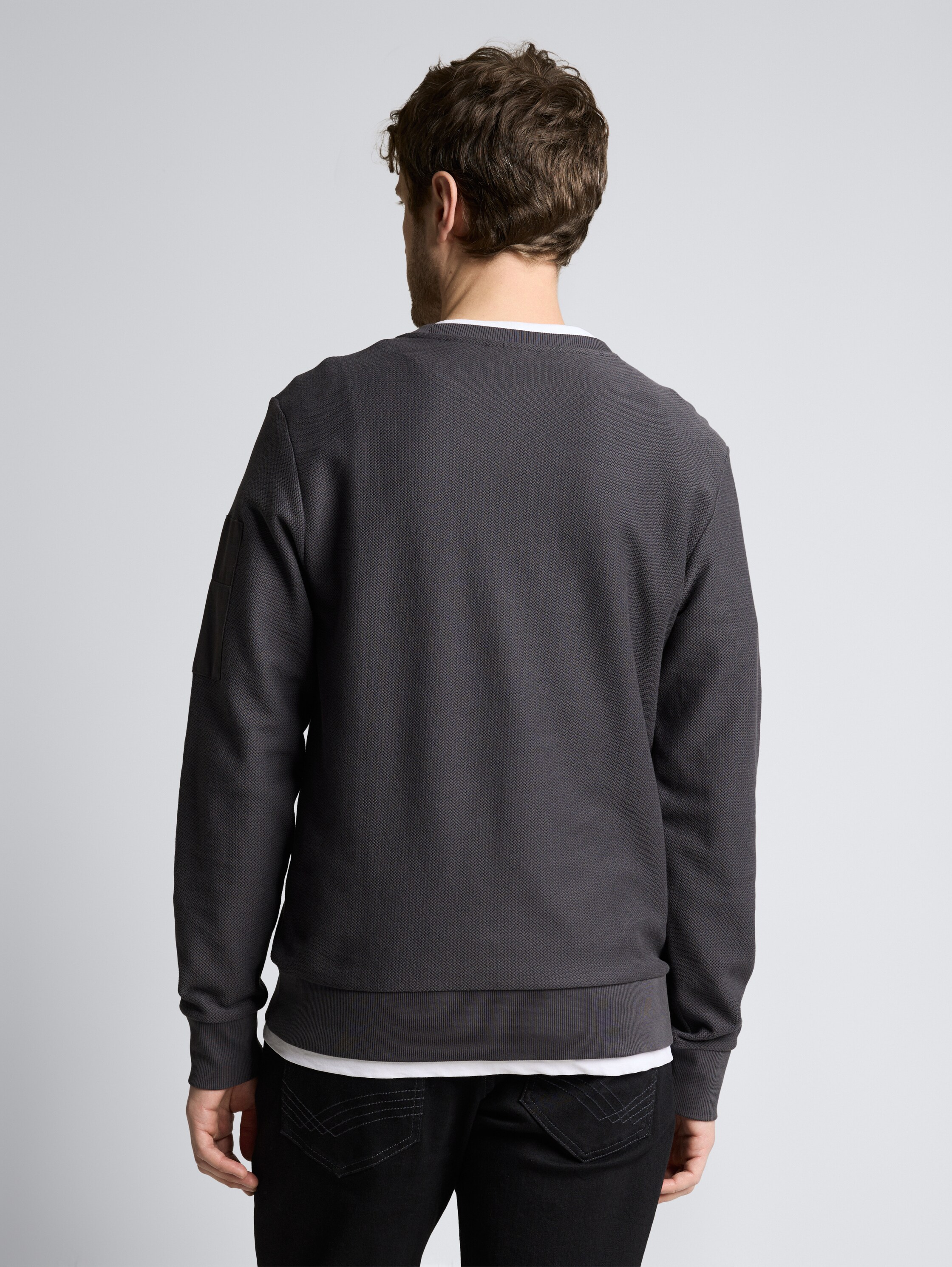 Sweatshirt with zip pocket - Tarmac Grey - Neckline model-back view