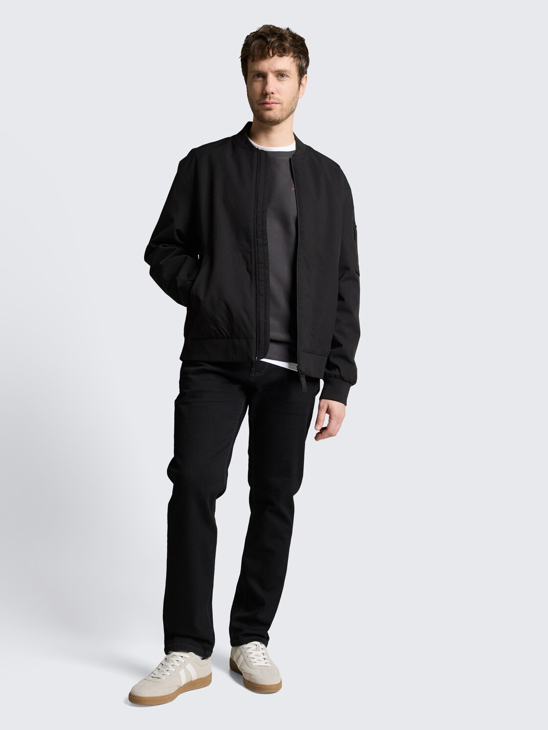 Sweatshirt mit Reißverschlusstasche - Tarmac Grey - Model-Vorderansicht