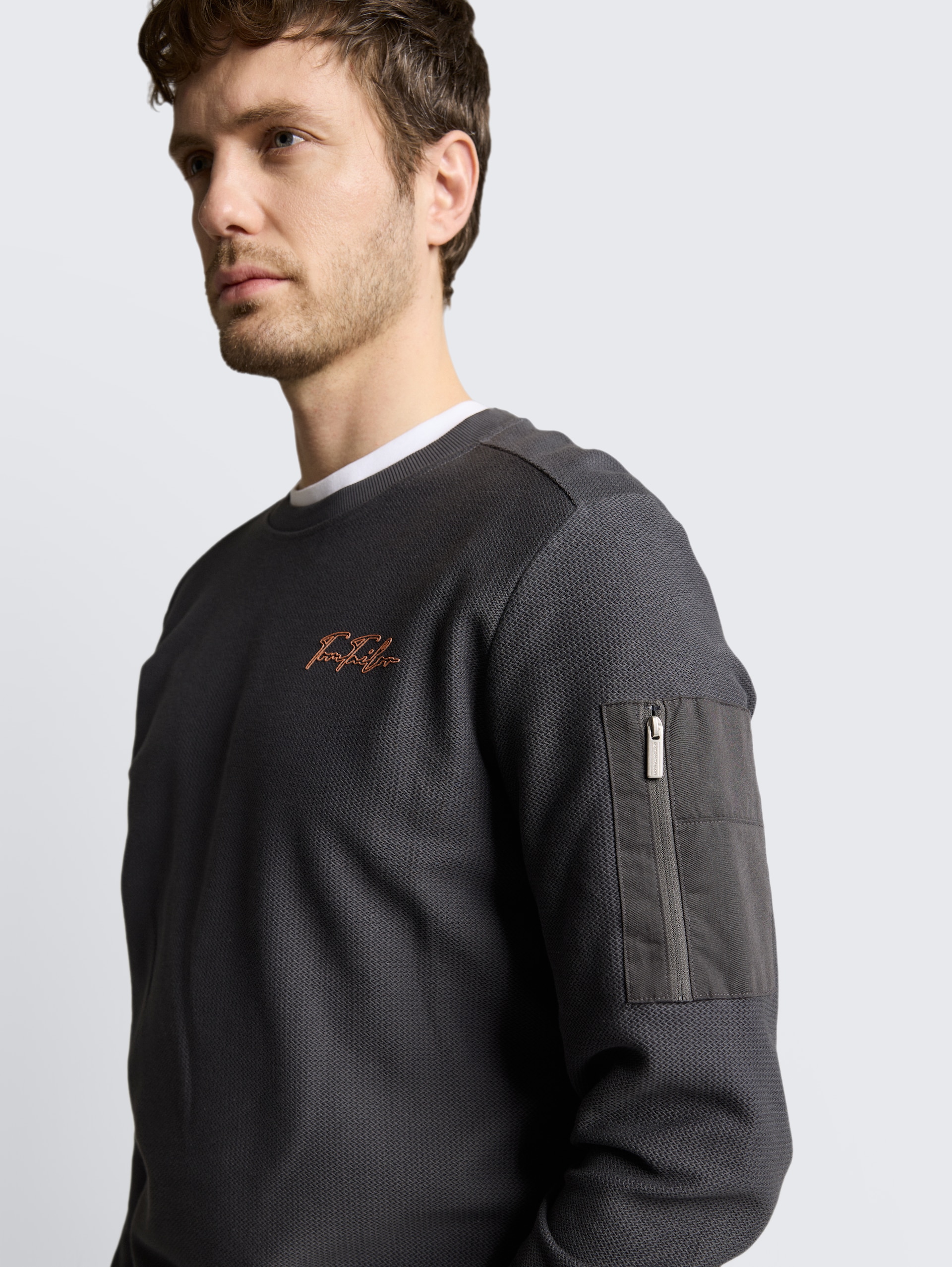 Sweatshirt mit Reißverschlusstasche - Tarmac Grey - Detail-Model-Ansicht