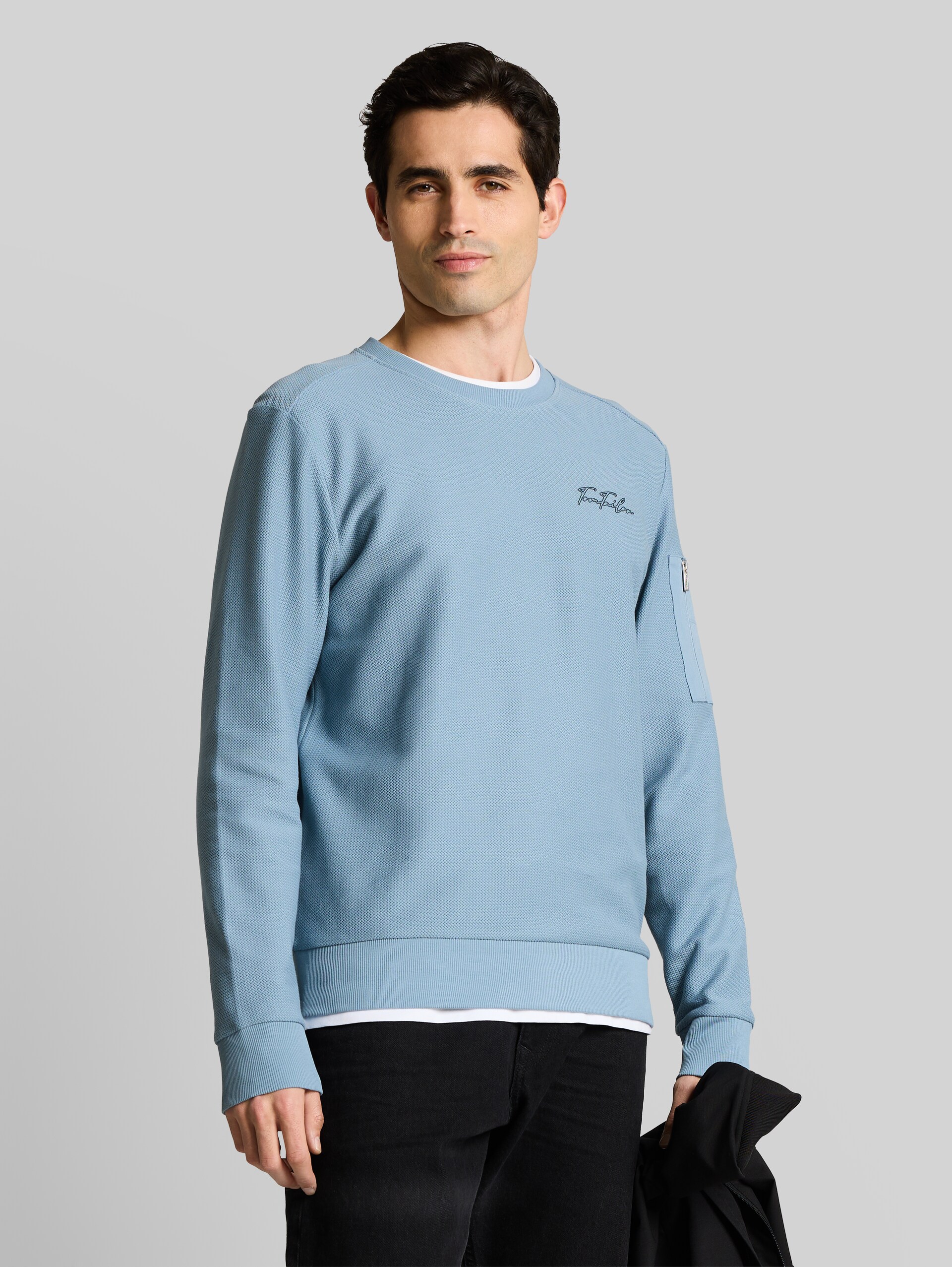 Sweatshirt mit Reißverschlusstasche - mountain spring blue - Ausschnitt Model-Vorderansicht