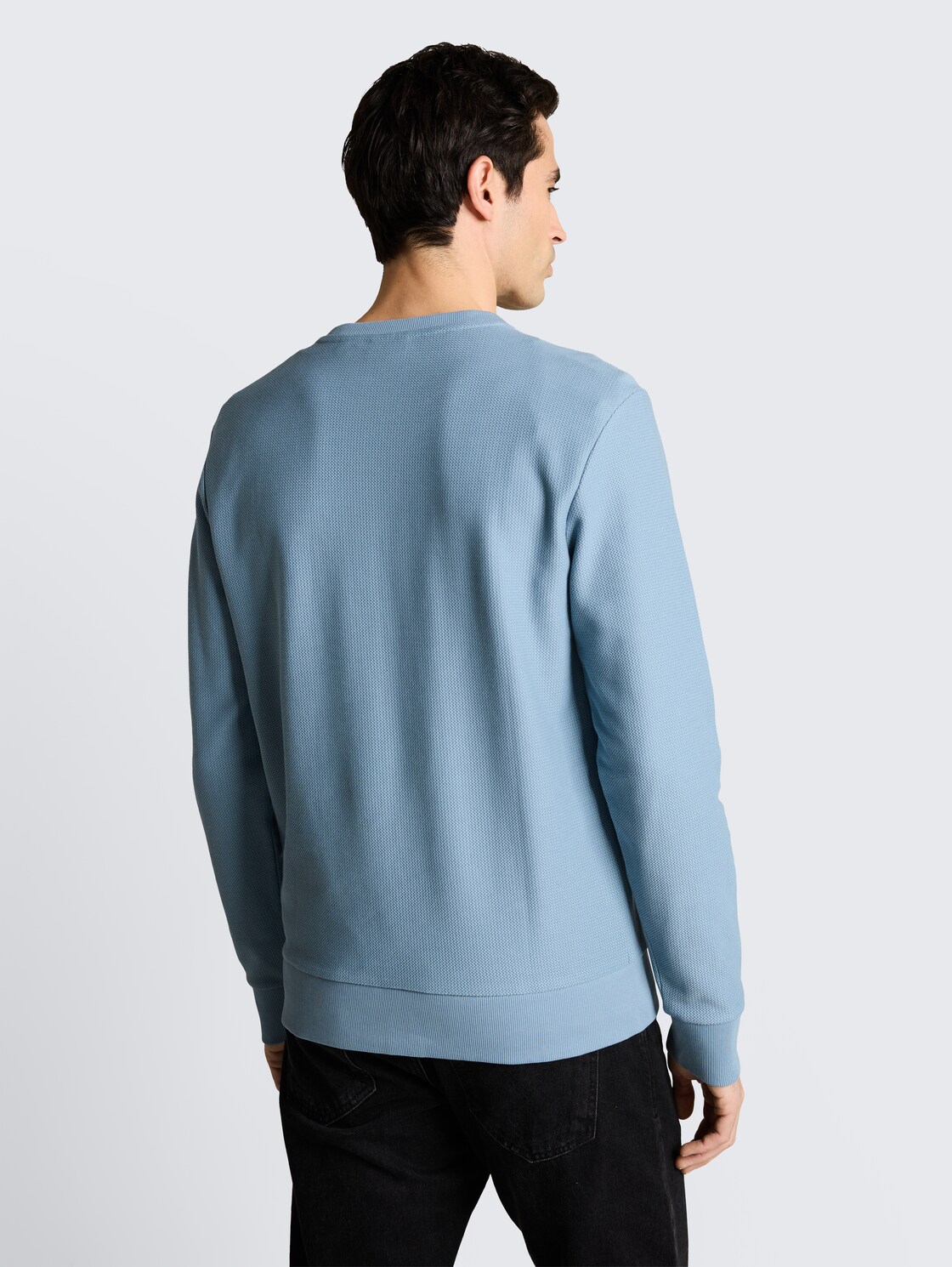 Sweatshirt mit Reißverschlusstasche - mountain spring blue - Auschnitt Model-Rückansicht