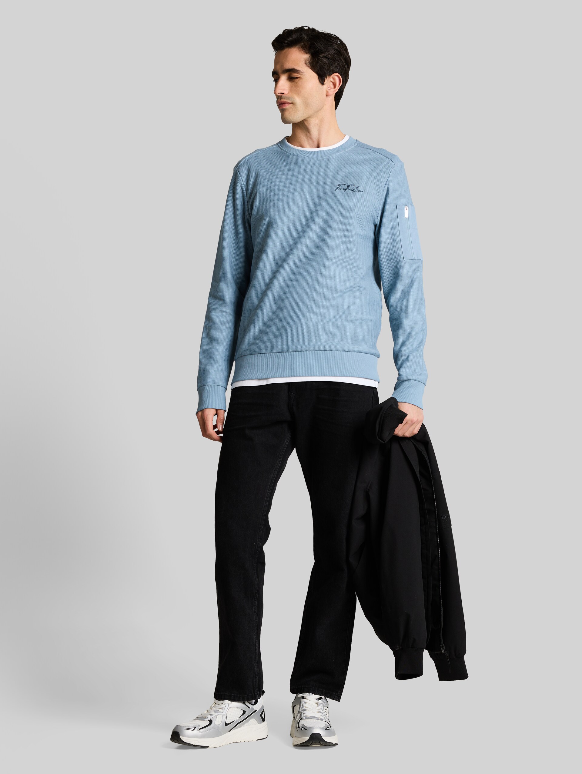 Sweatshirt mit Reißverschlusstasche - mountain spring blue - Model-Vorderansicht
