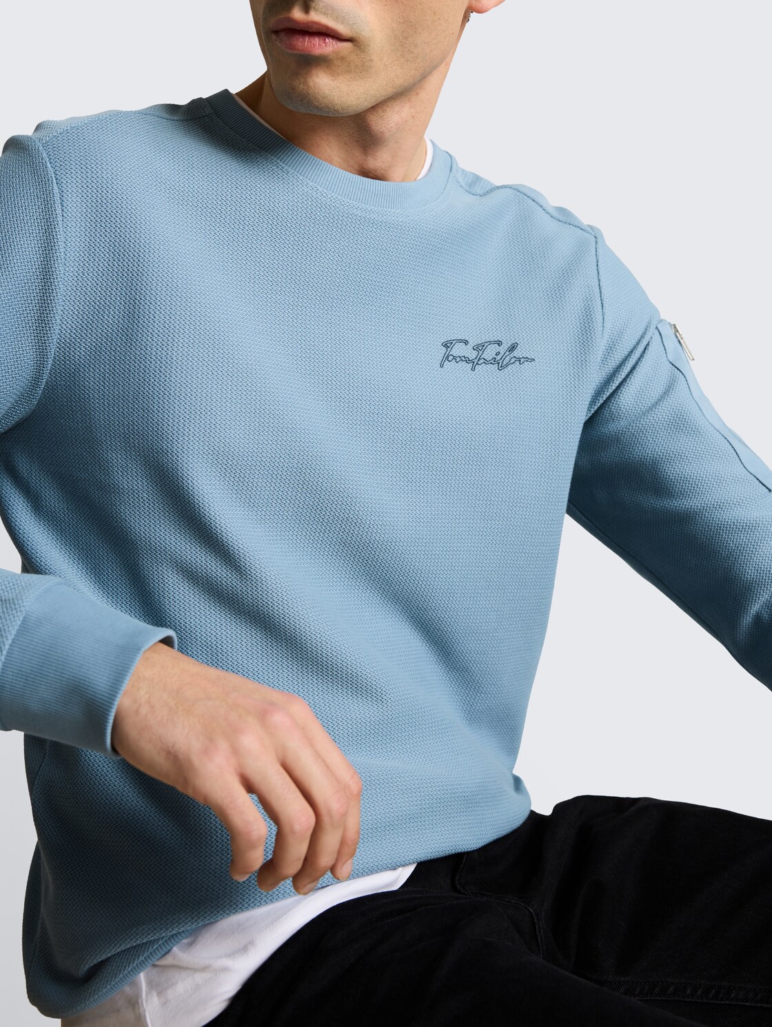 Sweatshirt mit Reißverschlusstasche - mountain spring blue - Detail-Model-Ansicht