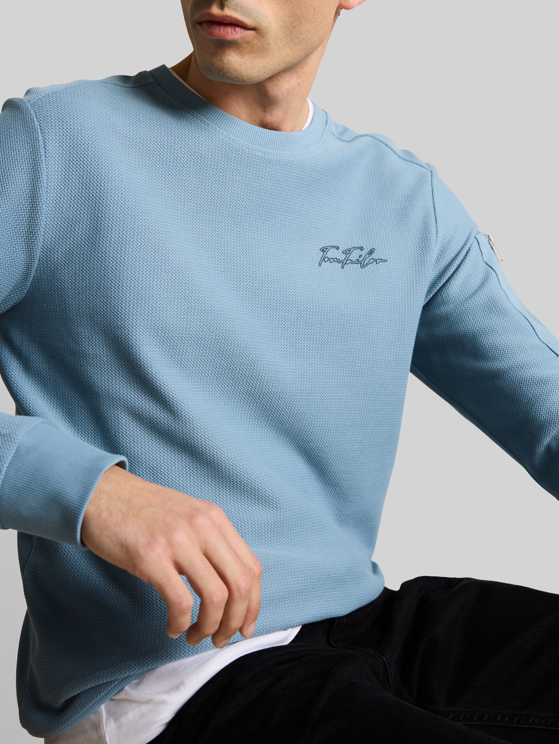Sweatshirt mit Reißverschlusstasche - mountain spring blue - Detail-Model-Ansicht