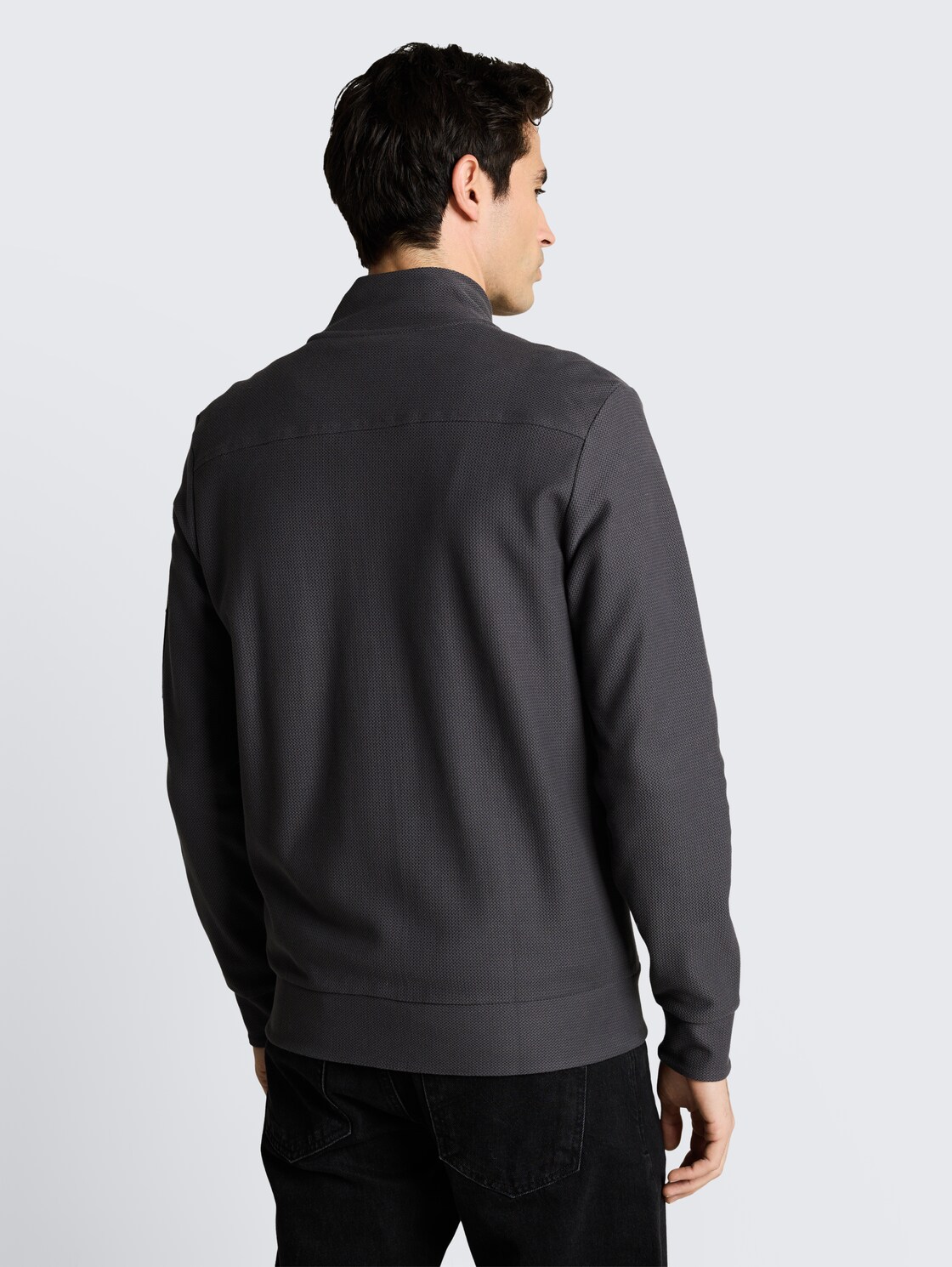 Sweatjacke mit Stehkragen - Tarmac Grey - Auschnitt Model-Rückansicht