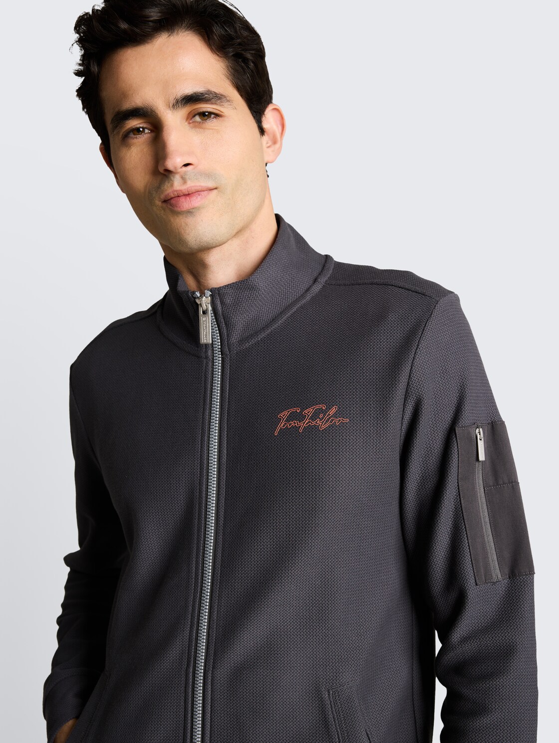 Sweatjacke mit Stehkragen - Tarmac Grey - Detail-Model-Ansicht