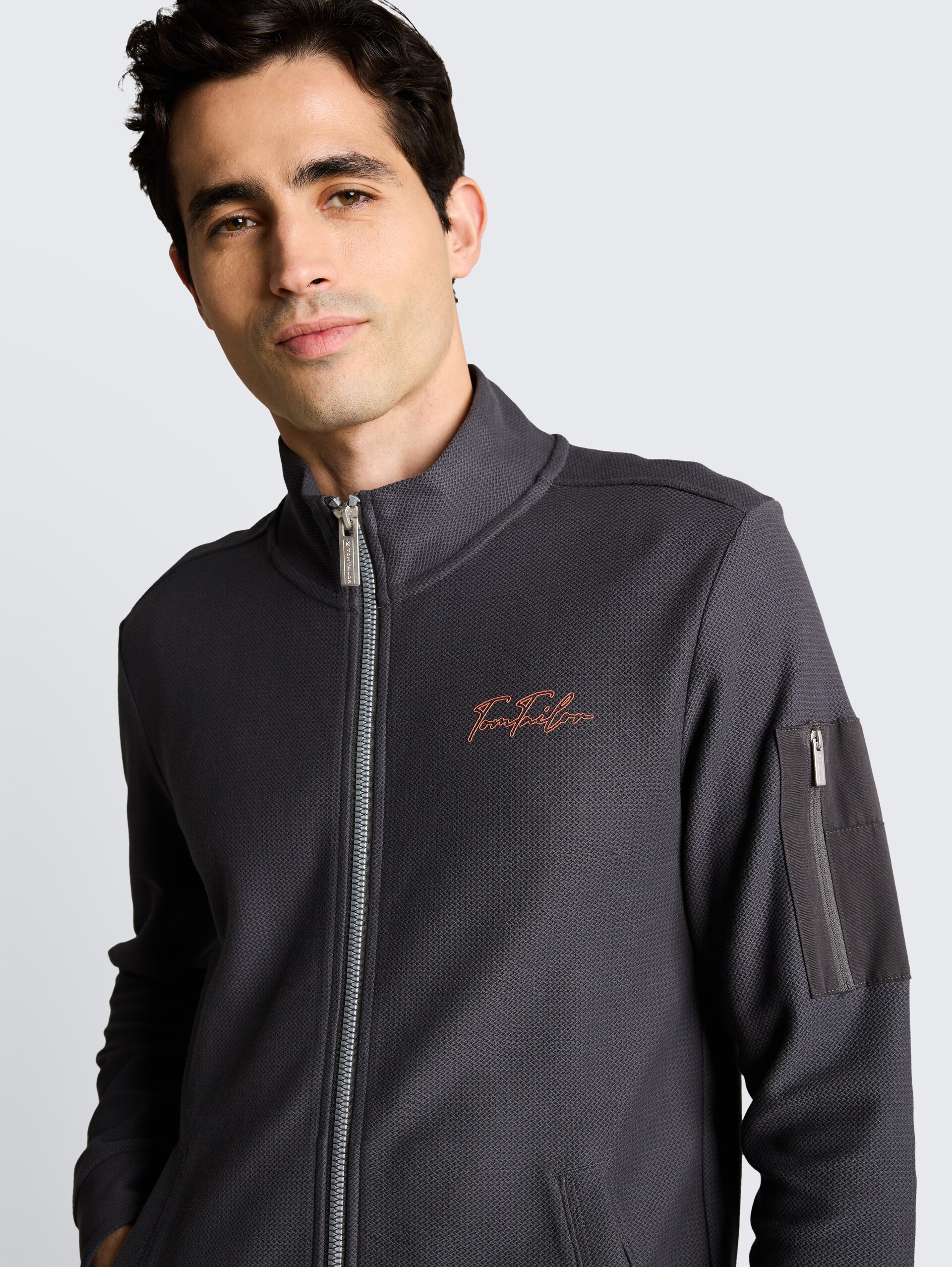 Sweatjacke mit Stehkragen - Tarmac Grey - Detail-Model-Ansicht
