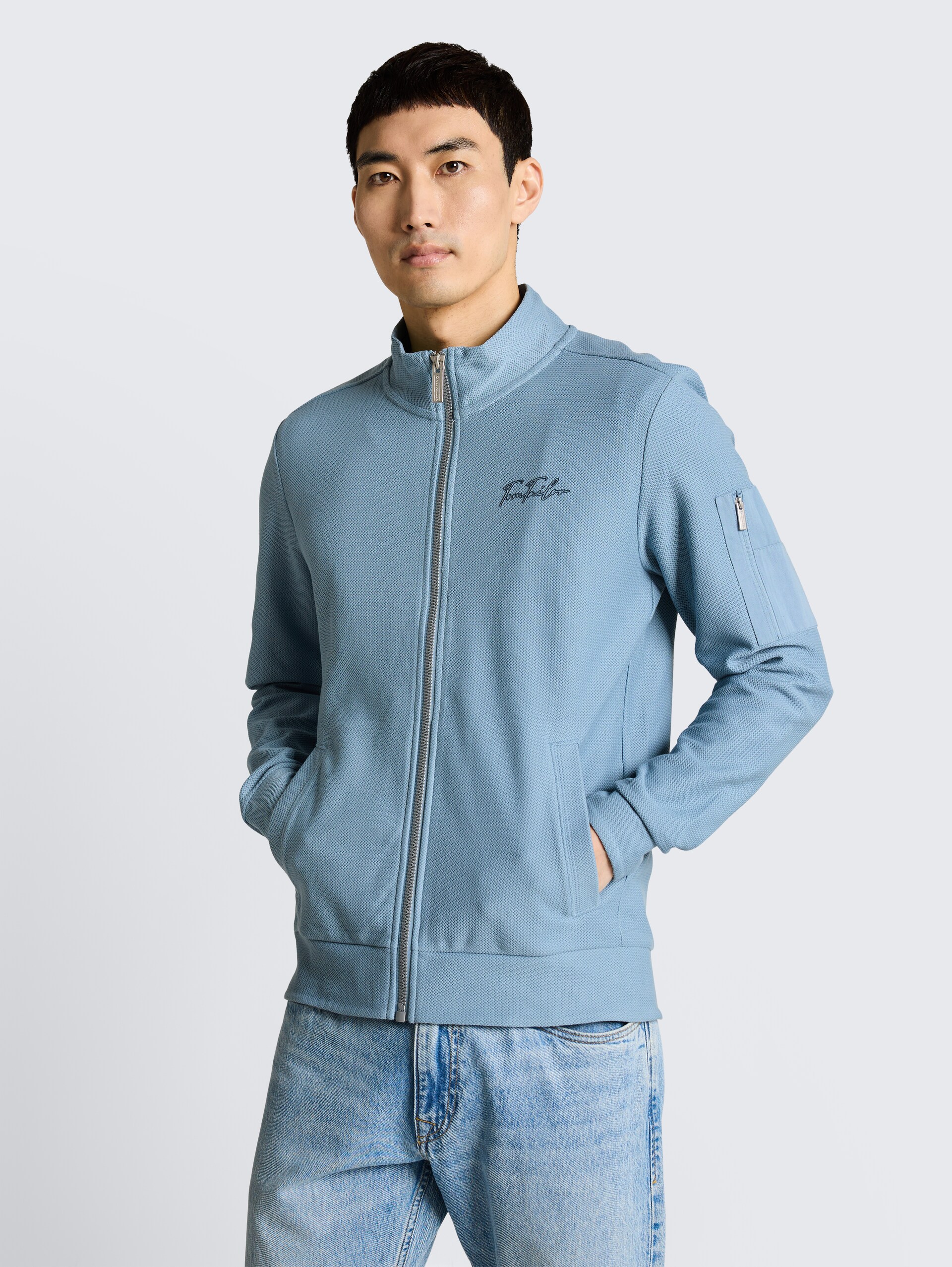 Sweatjacke mit Stehkragen - mountain spring blue - Ausschnitt Model-Vorderansicht