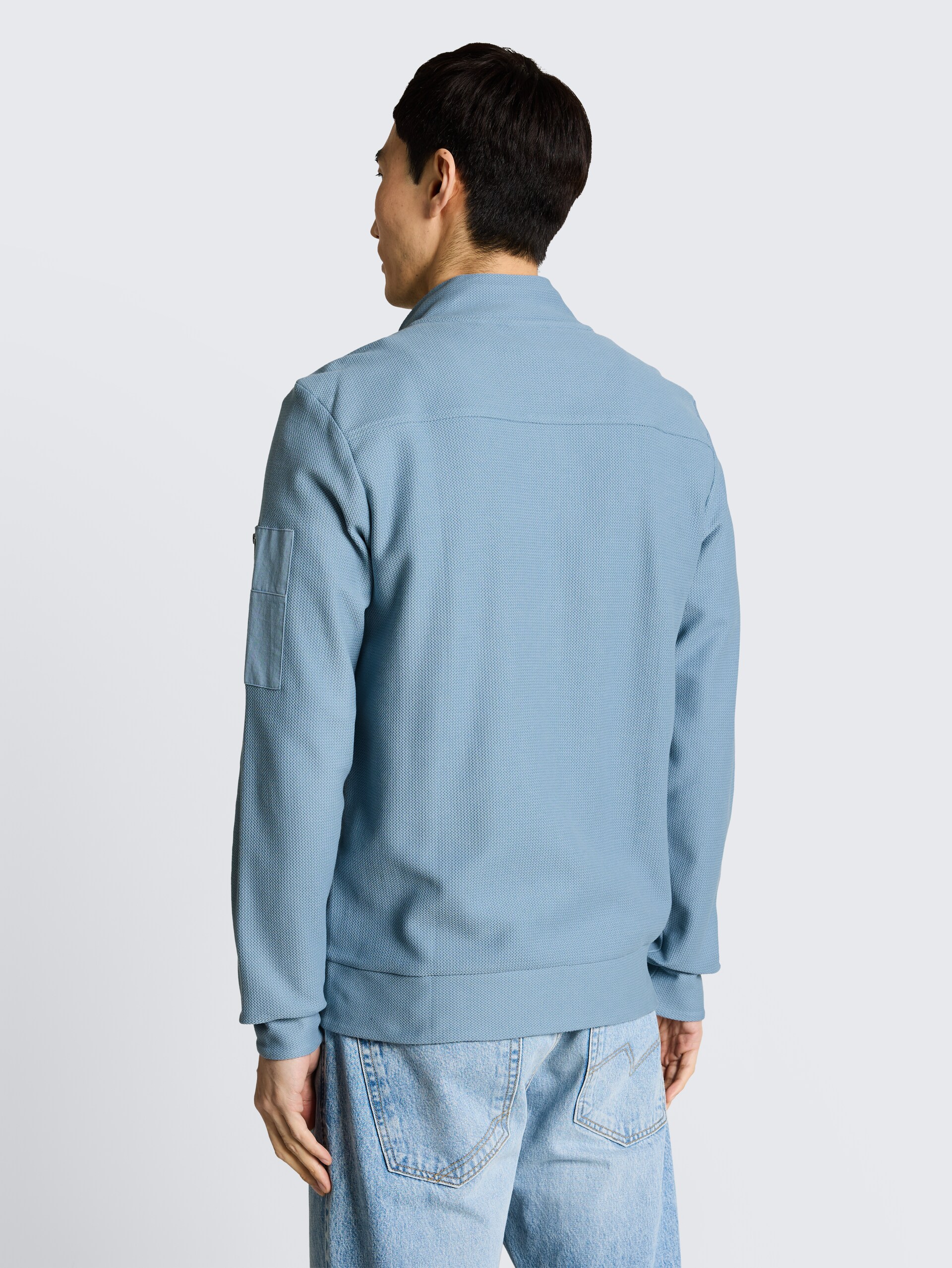 Sweatjacke mit Stehkragen - mountain spring blue - Auschnitt Model-Rückansicht