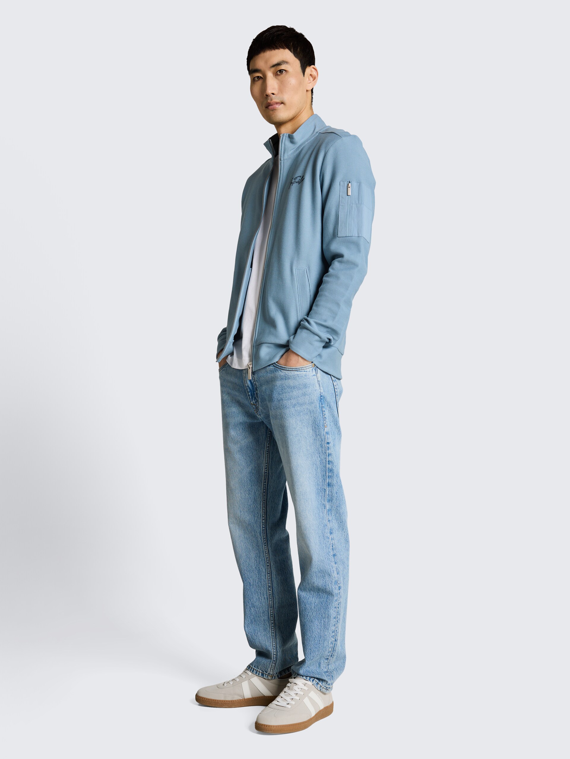 Sweatjacke mit Stehkragen - mountain spring blue - Model-Vorderansicht