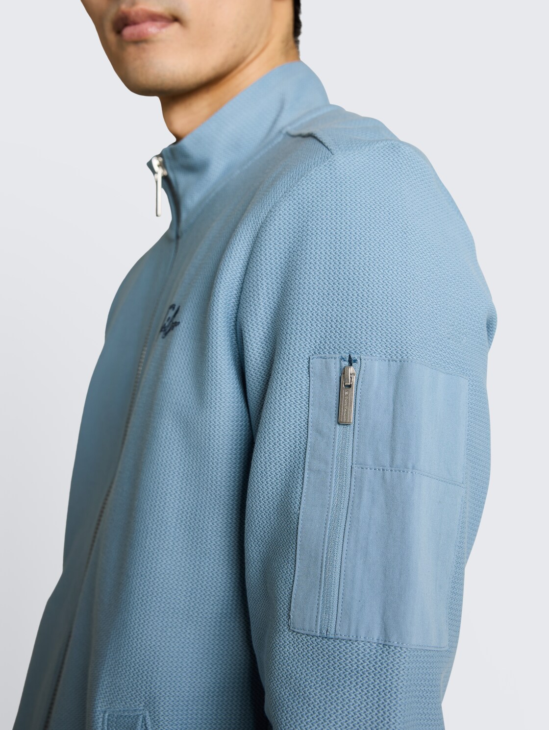 Sweatjacke mit Stehkragen - mountain spring blue - Detail-Model-Ansicht