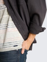 T-Shirt mit Inside-Out Streifenmuster - rose teal multi color stripe - Detail-Model-Ansicht