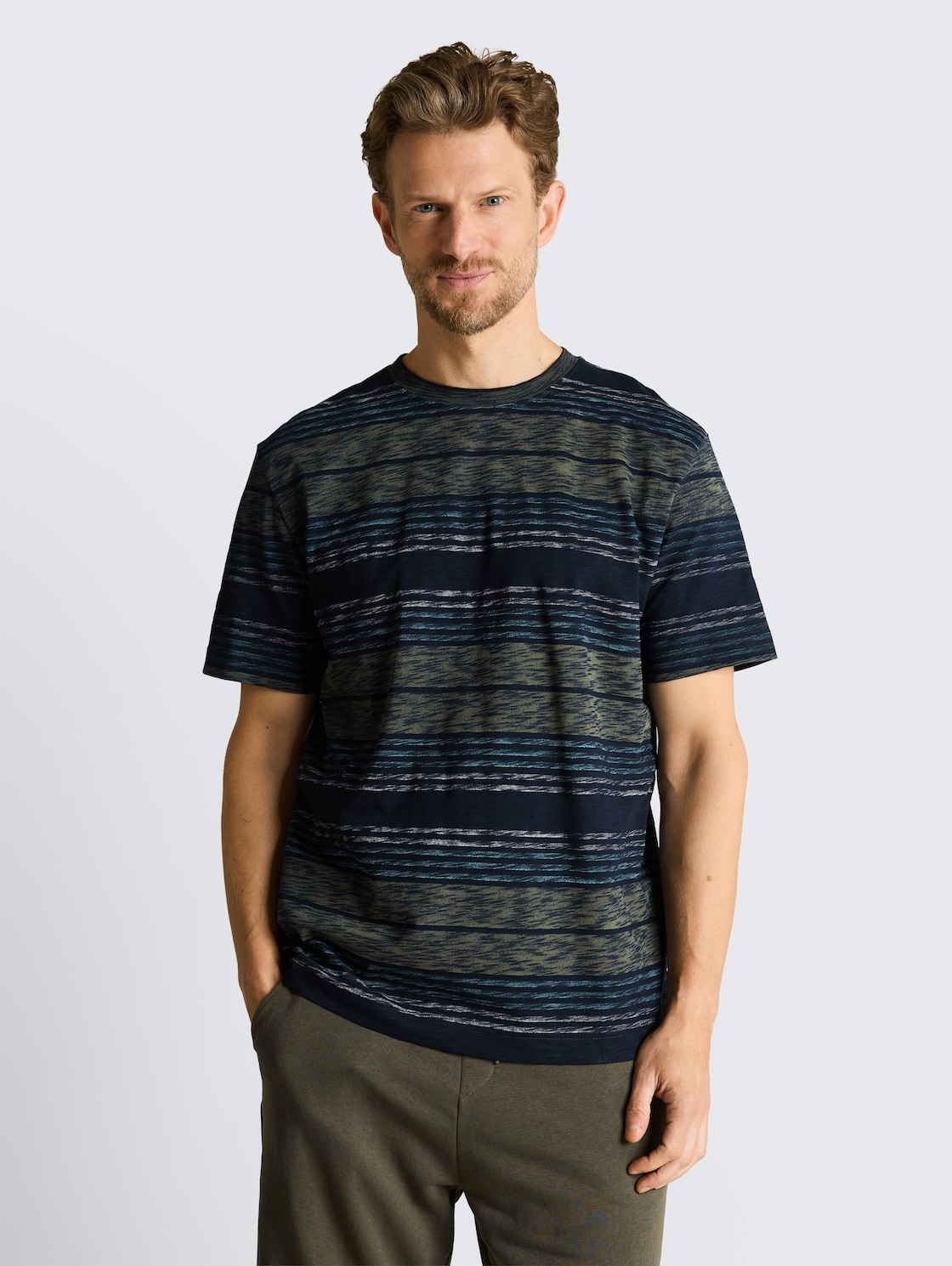 T-Shirt mit Inside-Out Streifenmuster - deep leaf green multi stripe - Ausschnitt Model-Vorderansicht