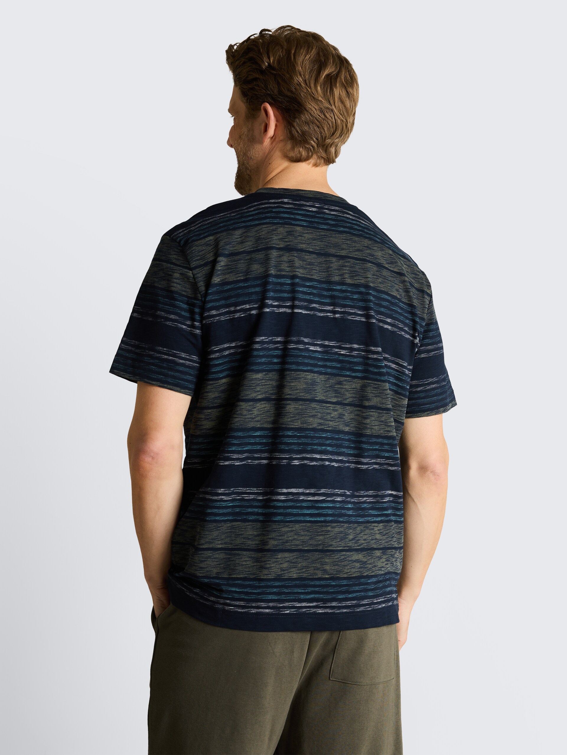 T-Shirt mit Inside-Out Streifenmuster - deep leaf green multi stripe - Auschnitt Model-Rückansicht