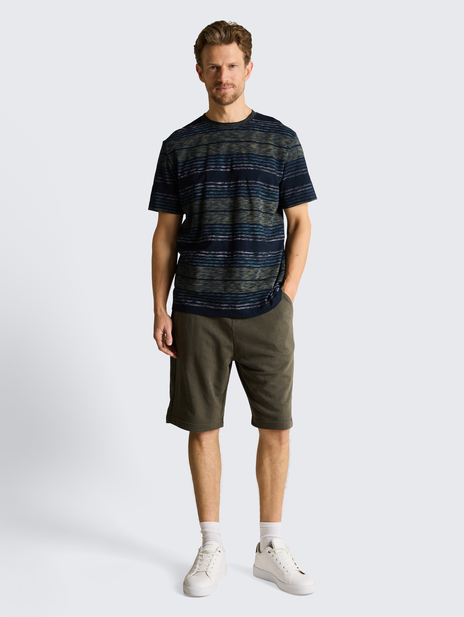 T-Shirt mit Inside-Out Streifenmuster - deep leaf green multi stripe - Model-Vorderansicht