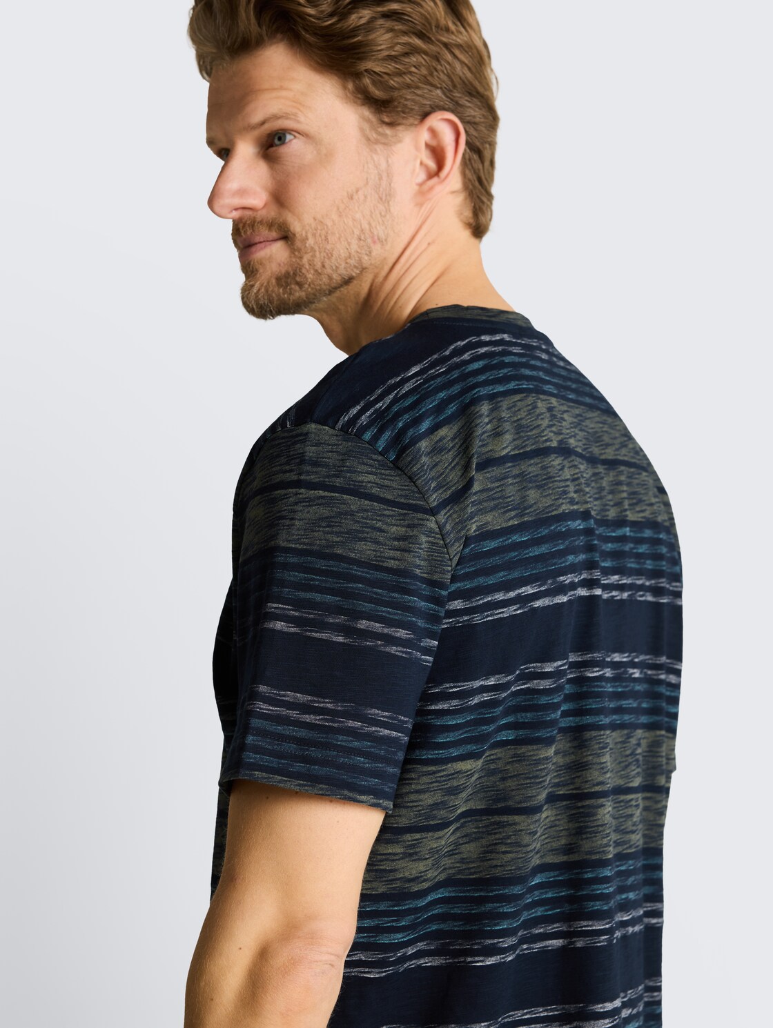 T-Shirt mit Inside-Out Streifenmuster - deep leaf green multi stripe - Detail-Model-Ansicht