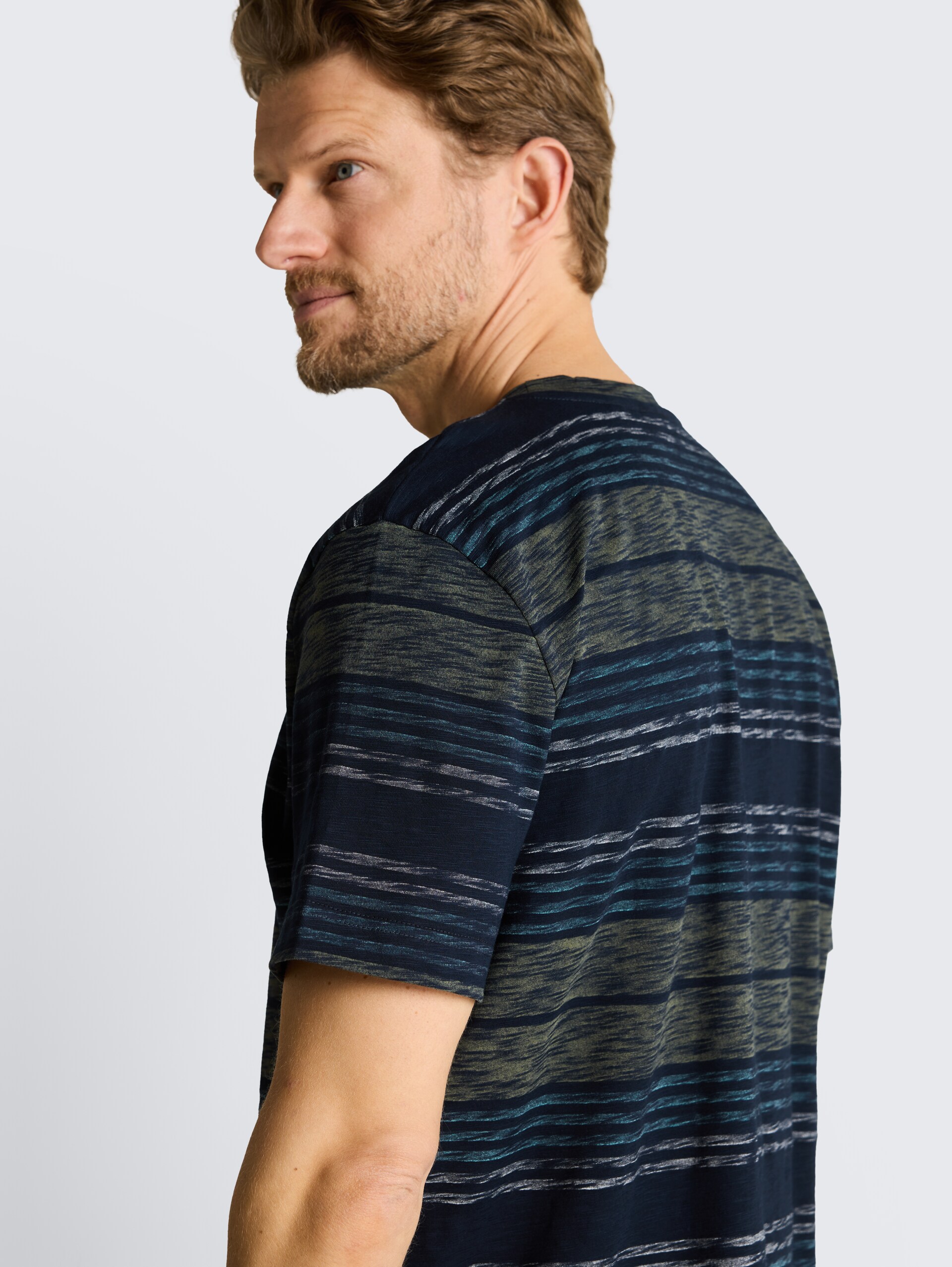 T-Shirt mit Inside-Out Streifenmuster - deep leaf green multi stripe - Detail-Model-Ansicht