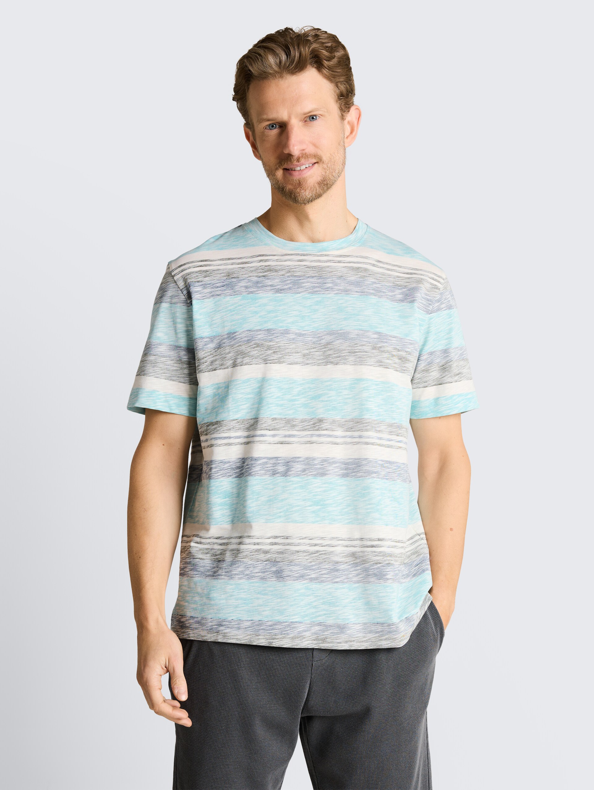 T-Shirt mit Inside-Out Streifenmuster - river teal multi color stripe - Ausschnitt Model-Vorderansicht