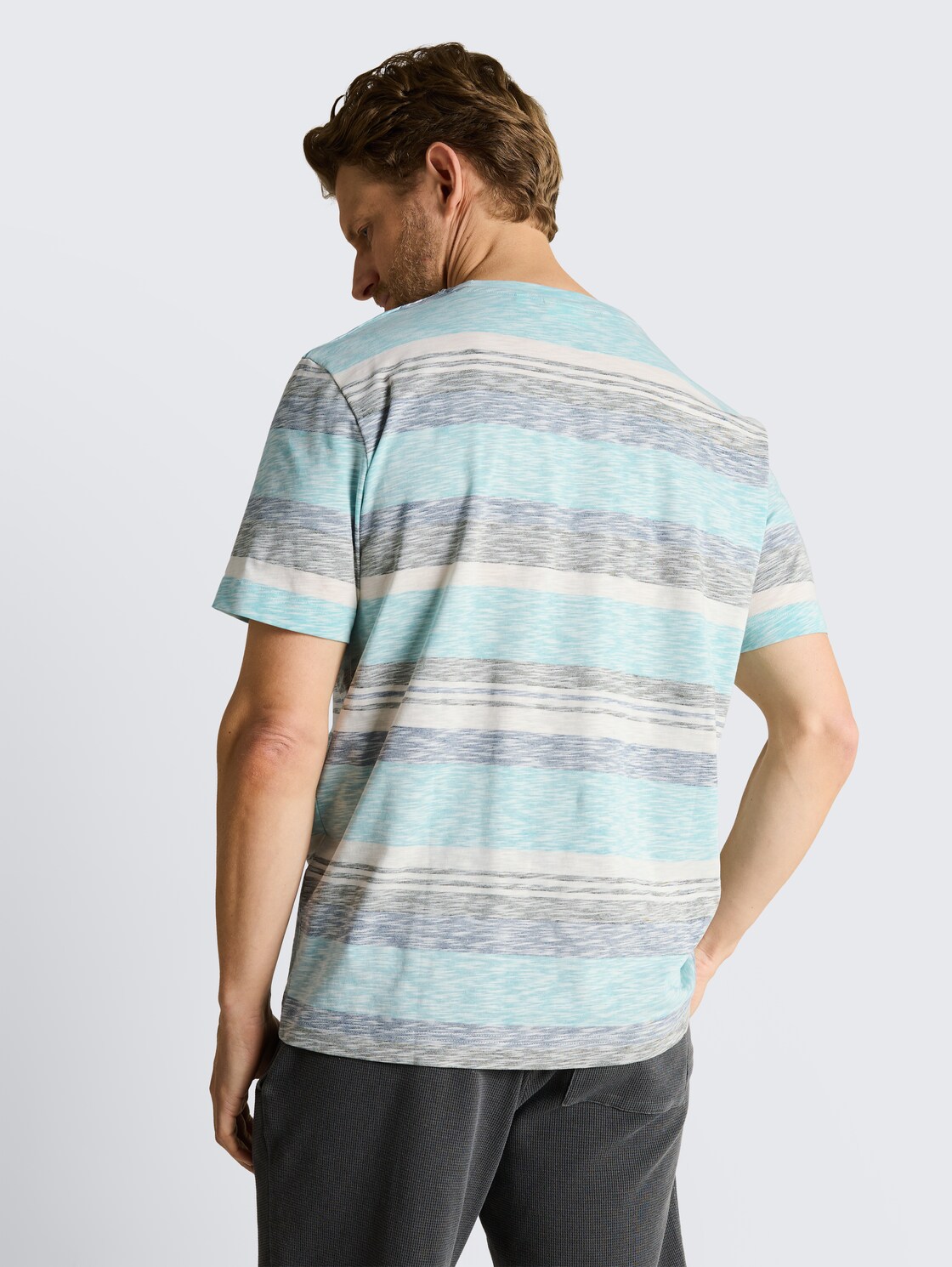 T-Shirt mit Inside-Out Streifenmuster - river teal multi color stripe - Auschnitt Model-Rückansicht