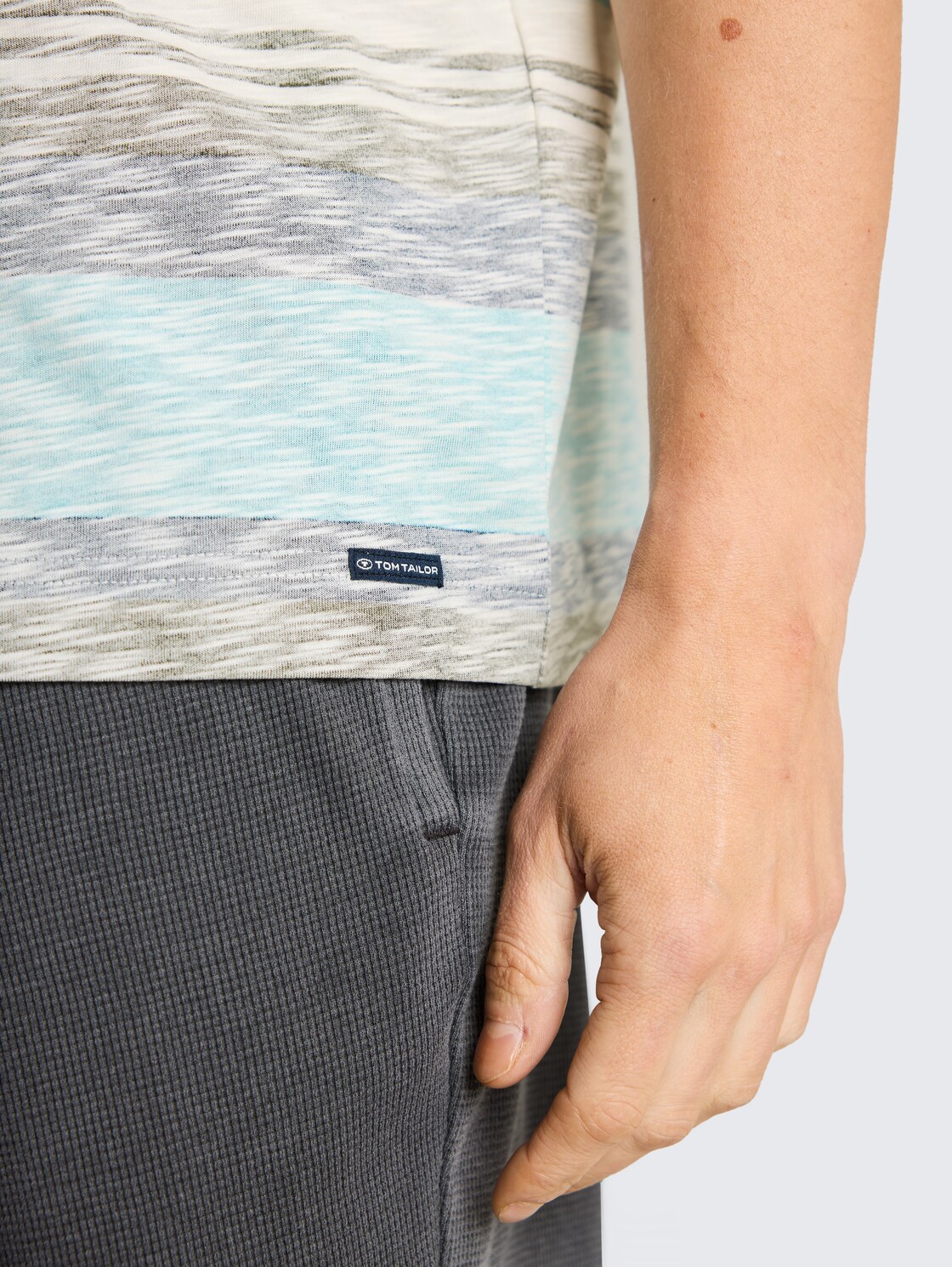T-Shirt mit Inside-Out Streifenmuster - river teal multi color stripe - Detail-Model-Ansicht