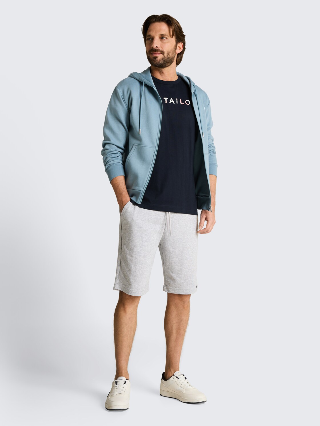 T-Shirt mit Print - sky captain blue - Model-Vorderansicht