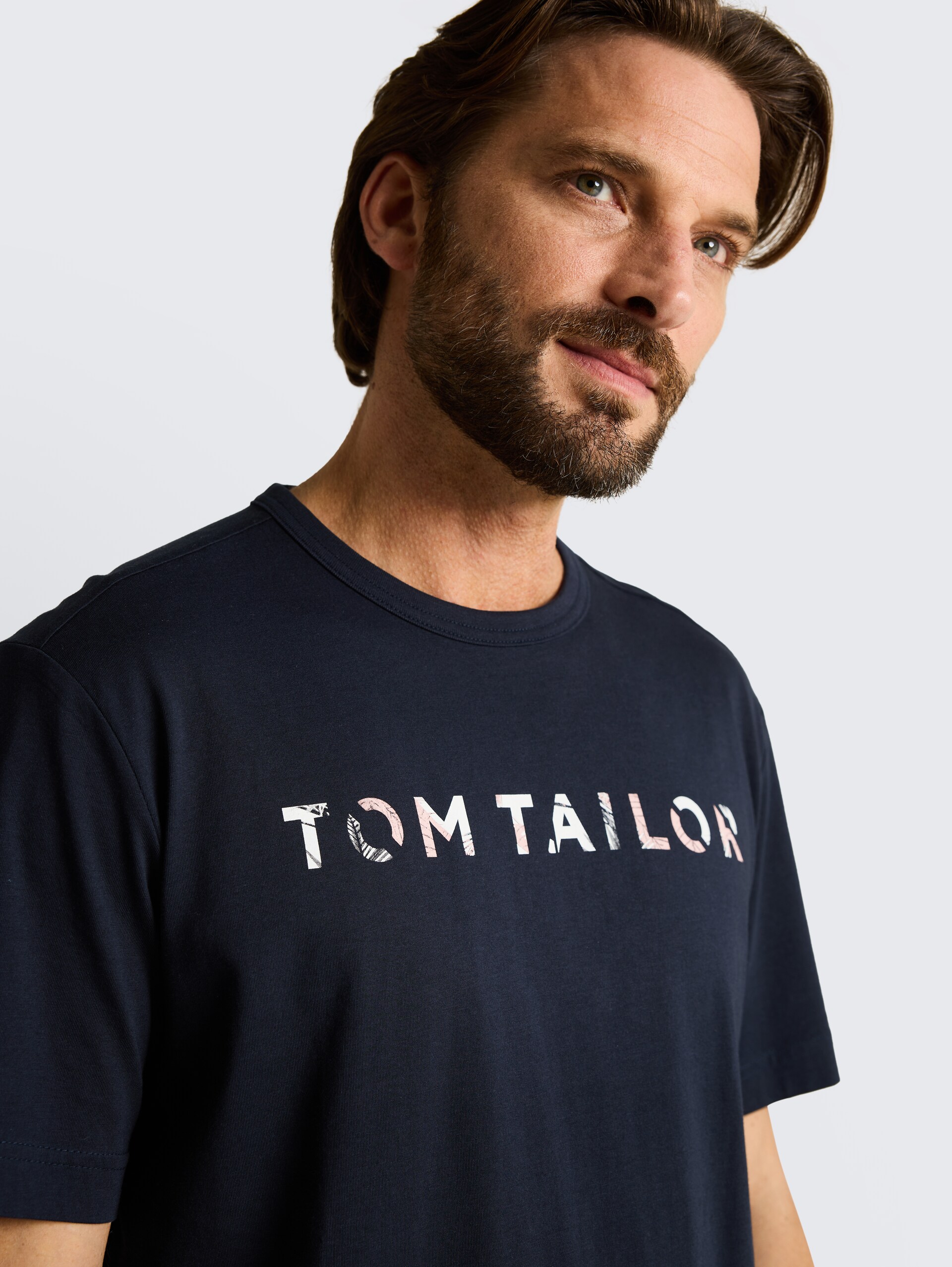 T-shirt met print - sky captain blue - Detailaanzicht model