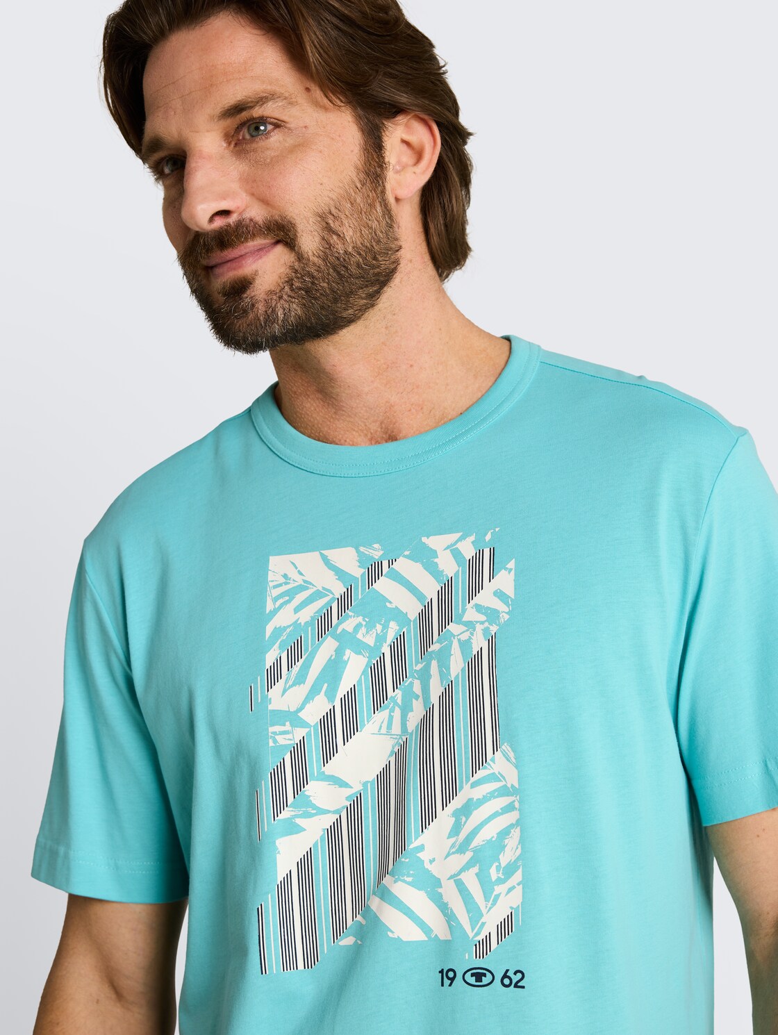 T-Shirt mit Print - river teal - Detail-Model-Ansicht