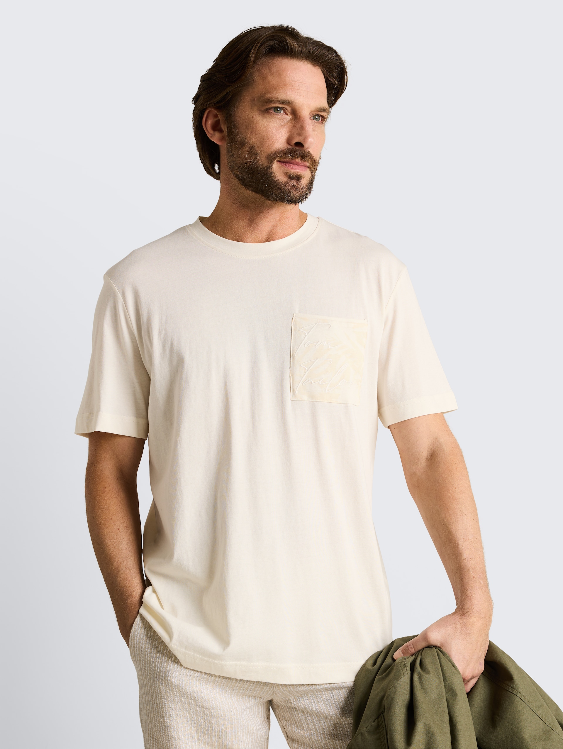T-shirt avec poche poitrine - Gardenia White - Découpe Vue de face du modèle