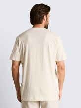 T-shirt avec poche sur la poitrine - Gardenia White - Découpe Vue arrière du modèle