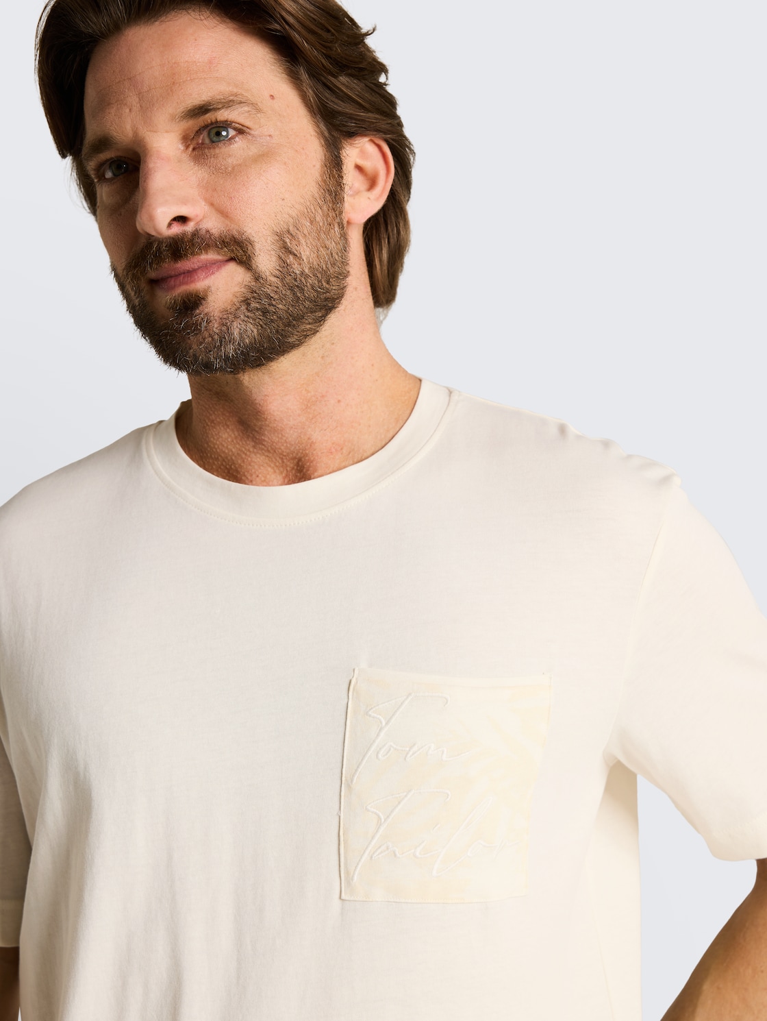 T-Shirt mit Brusttasche - Gardenia White - Detail-Model-Ansicht