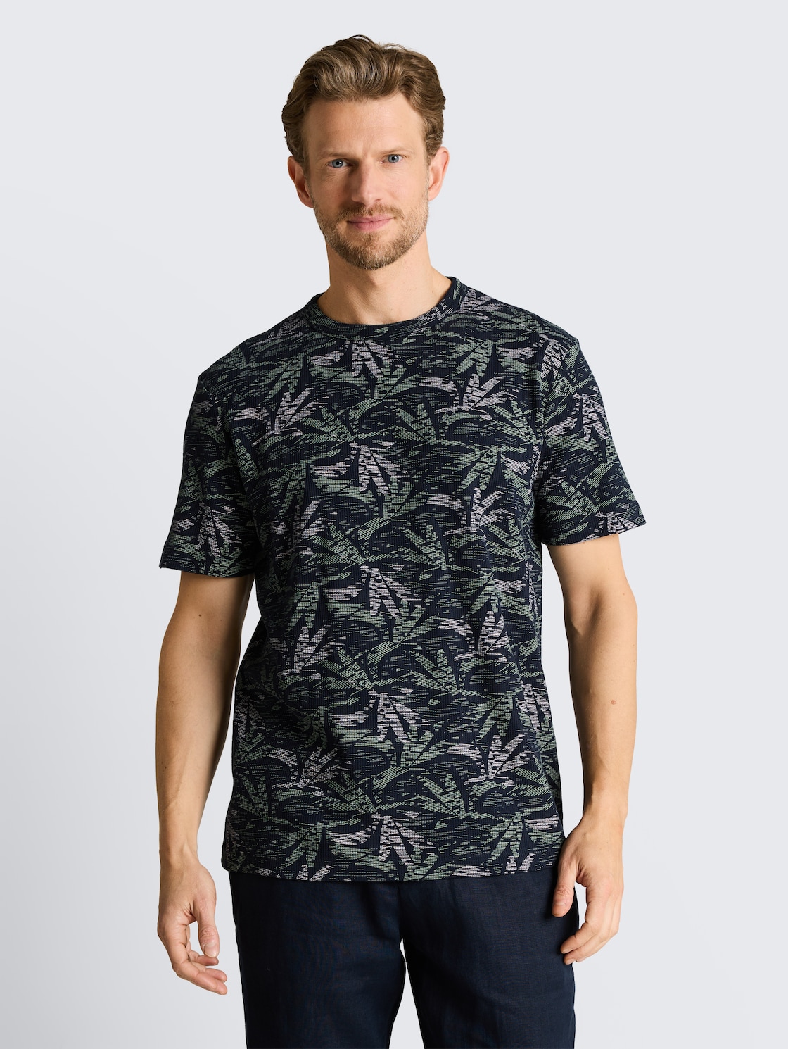 T-Shirt mit Palmenprint - navy green palm design - Ausschnitt Model-Vorderansicht
