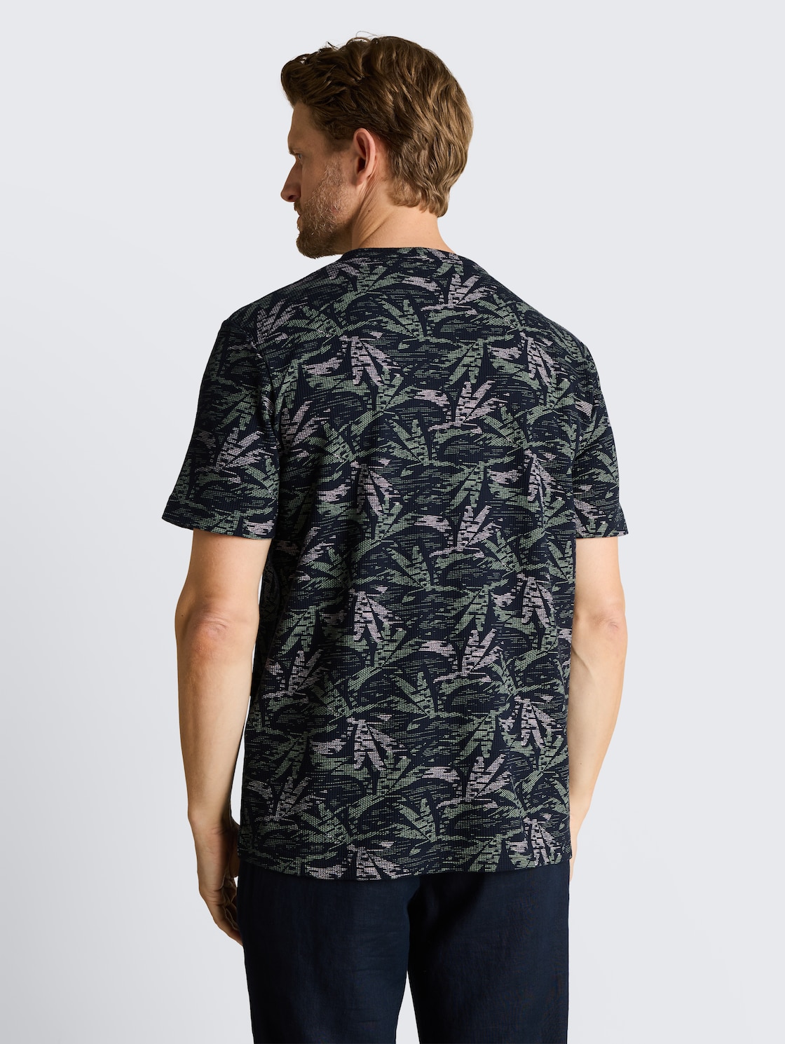 T-Shirt mit Palmenprint - navy green palm design - Auschnitt Model-Rückansicht
