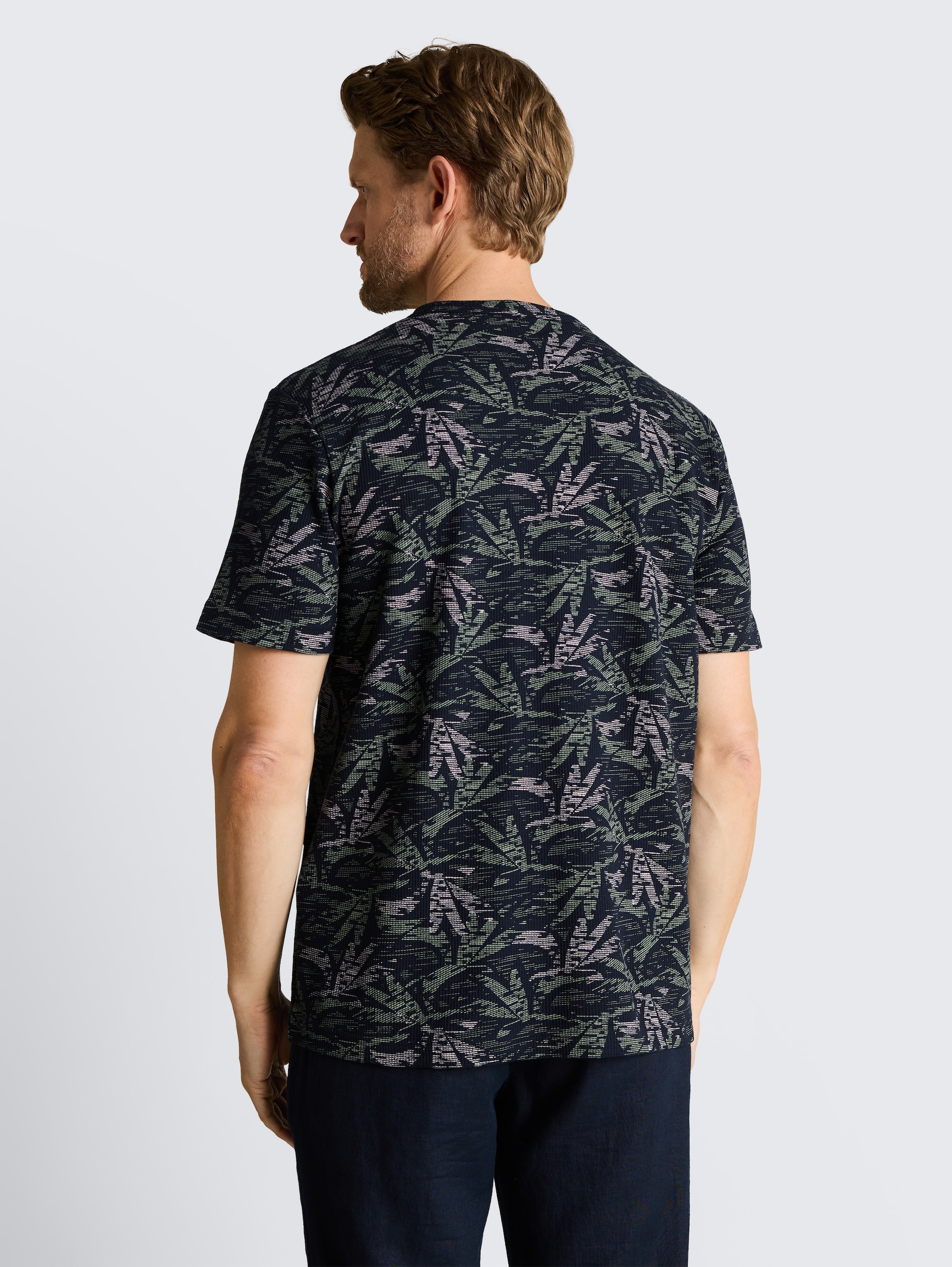 T-shirt met palmprint - navy green palm design - Neklijn model-achteraanzicht