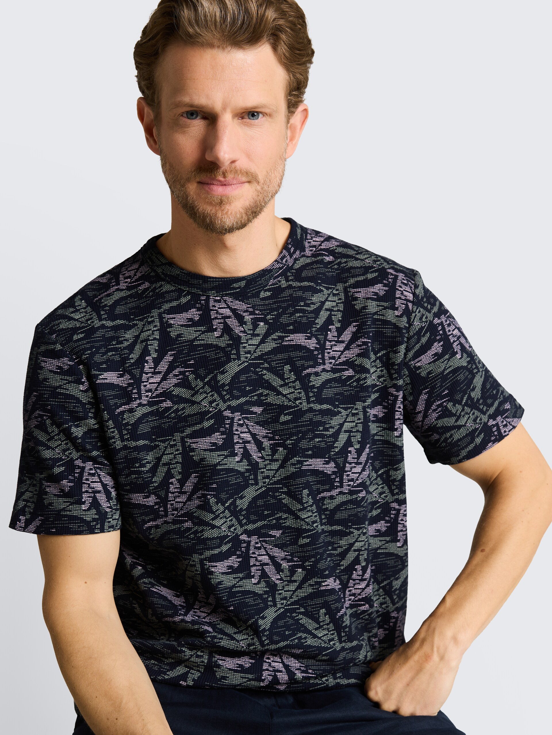 T-shirt met palmprint - navy green palm design - Detailaanzicht model