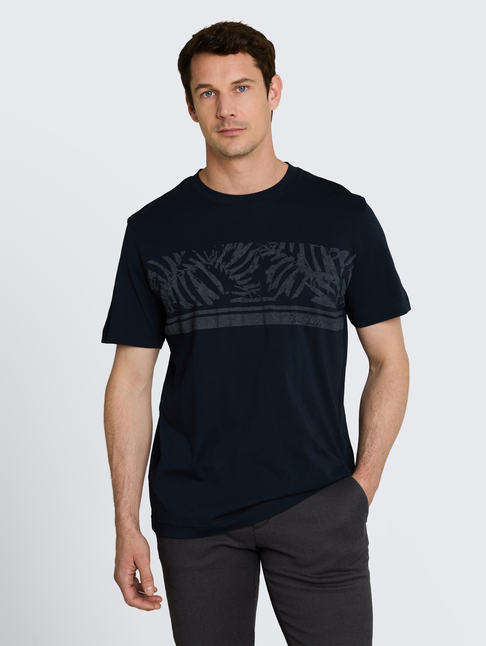 T-Shirt mit Inside-Out Print - sky captain blue - Ausschnitt Model-Vorderansicht
