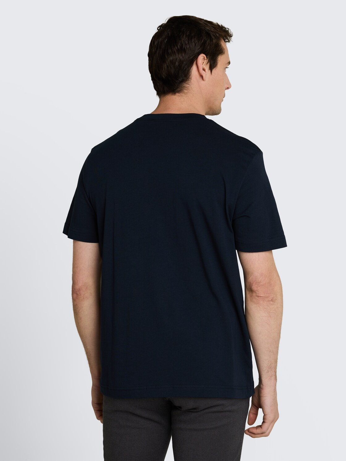 T-Shirt mit Inside-Out Print - sky captain blue - Auschnitt Model-Rückansicht