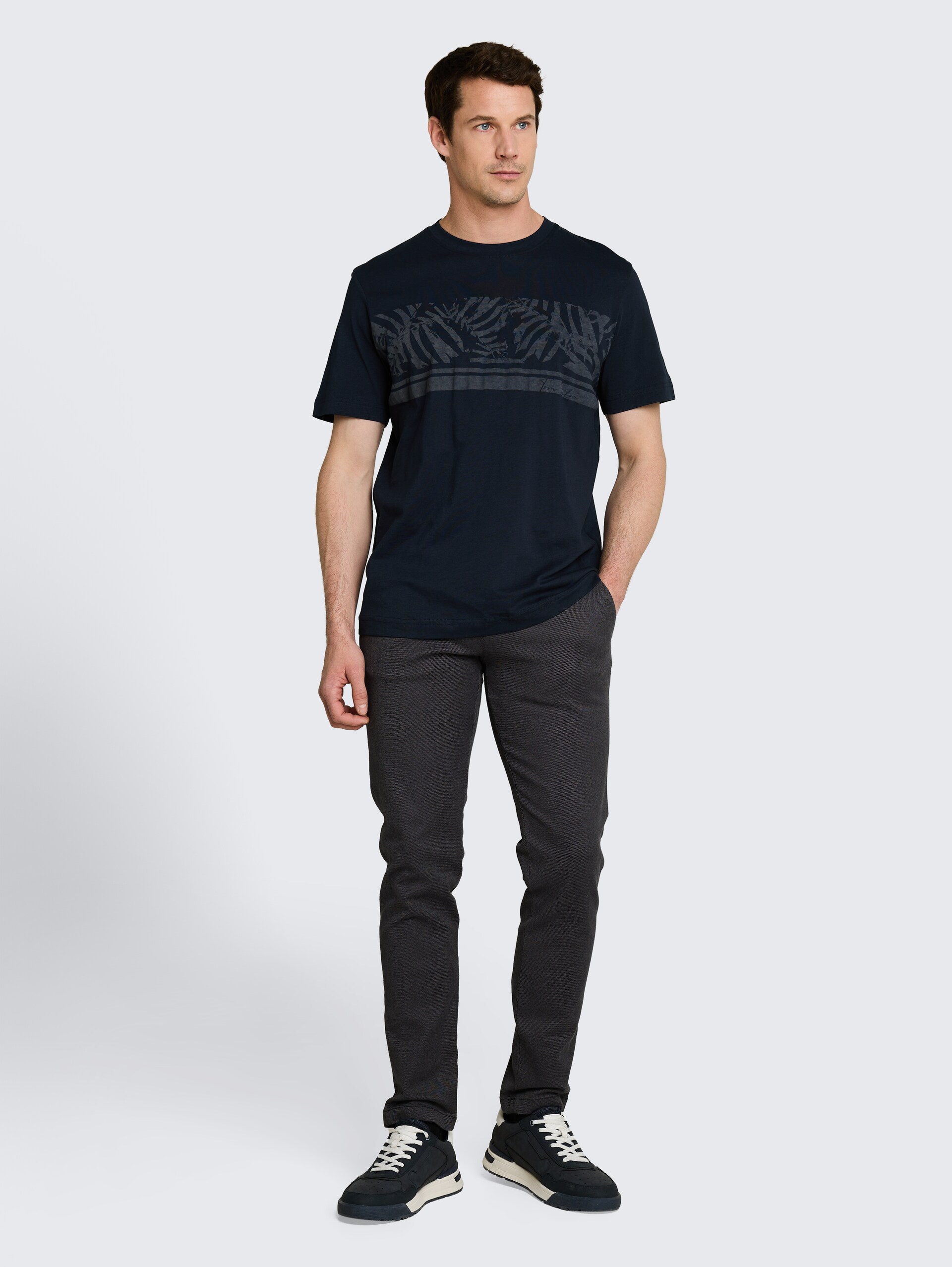 T-Shirt mit Inside-Out Print - sky captain blue - Model-Vorderansicht