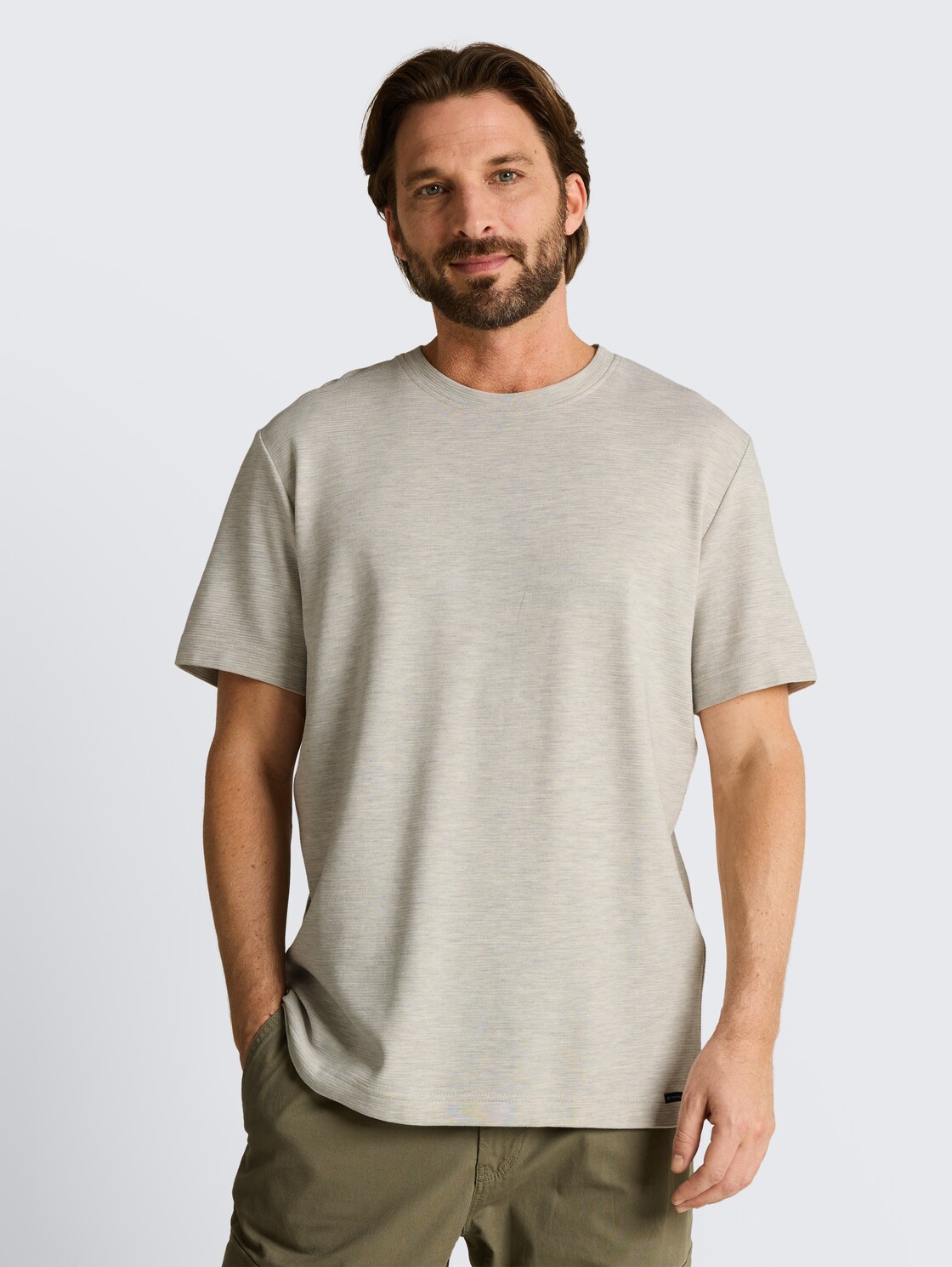 T-Shirt aus Baumwolle - gardenia white ottoman - Ausschnitt Model-Vorderansicht