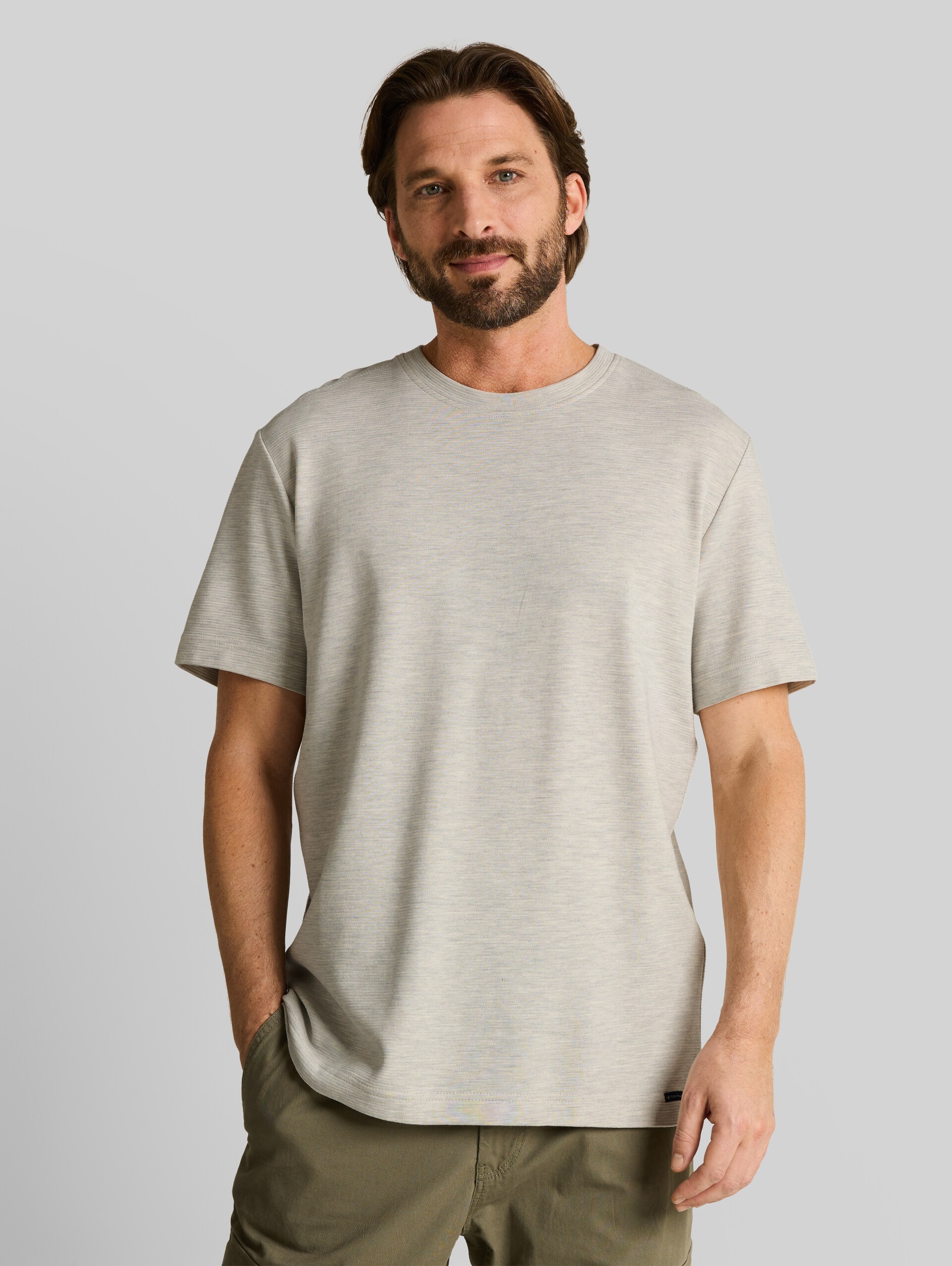 T-Shirt aus Baumwolle - gardenia white ottoman - Ausschnitt Model-Vorderansicht