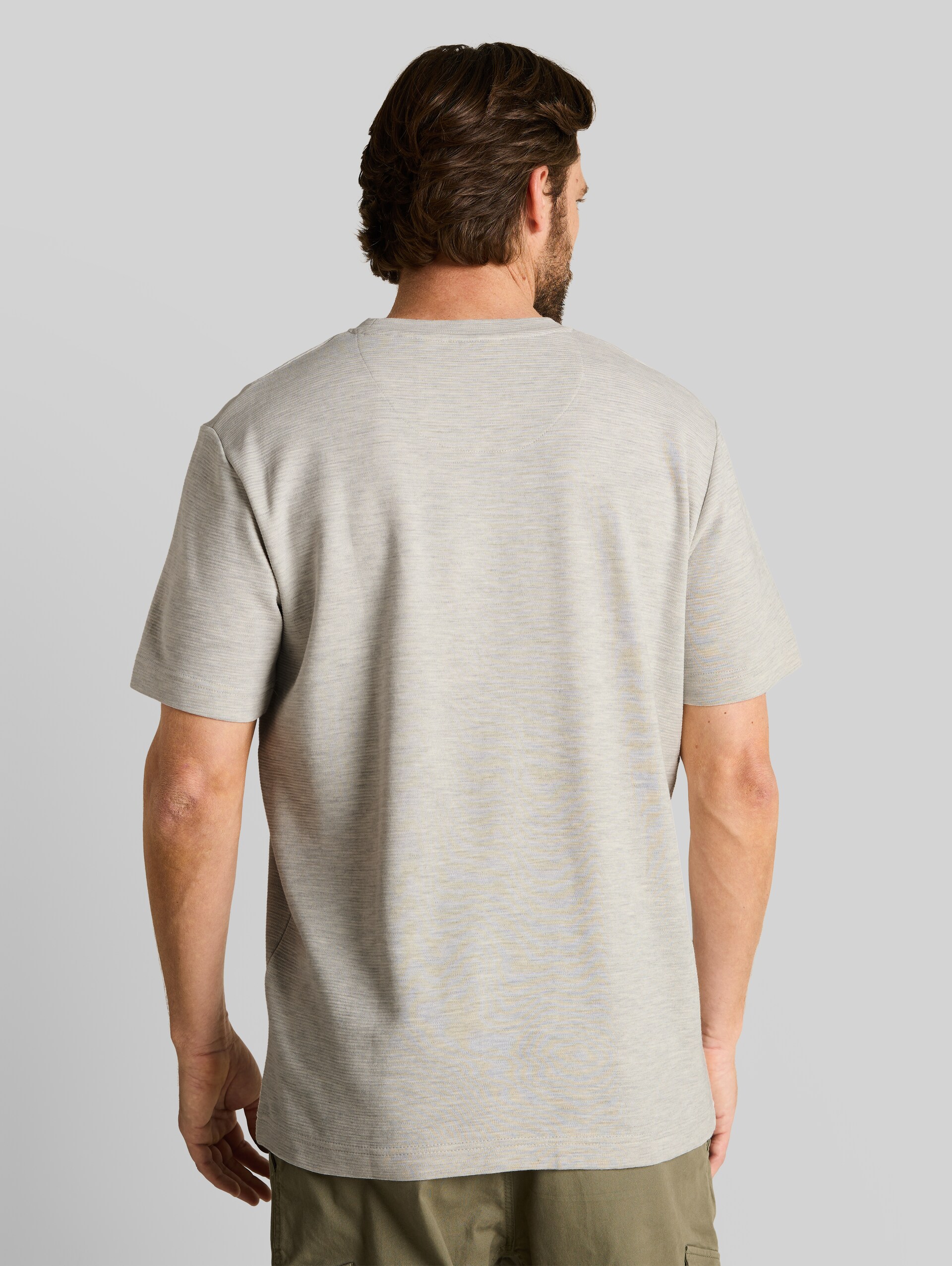 T-Shirt aus Baumwolle - gardenia white ottoman - Auschnitt Model-Rückansicht