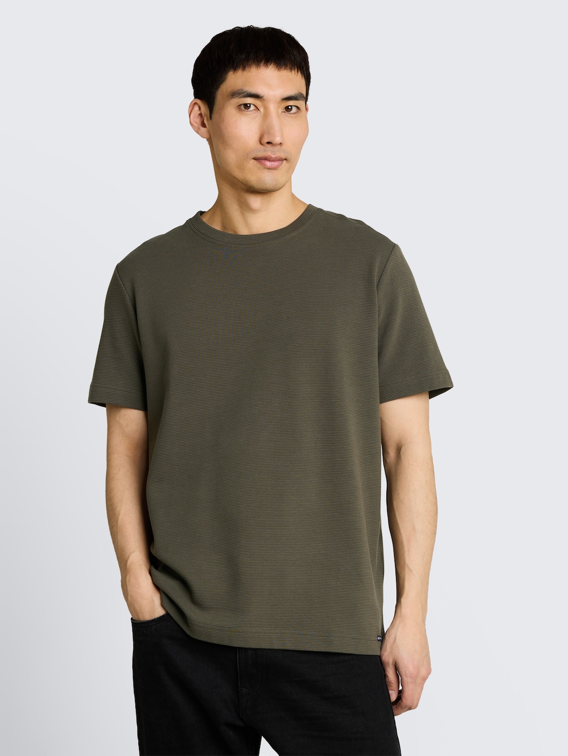 T-Shirt aus Baumwolle - leaf green ottoman - Ausschnitt Model-Vorderansicht