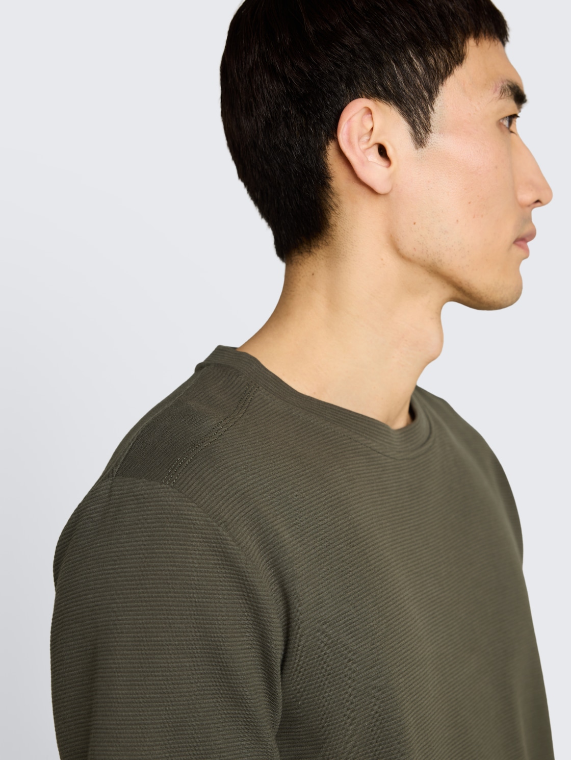 T-Shirt aus Baumwolle - leaf green ottoman - Detail-Model-Ansicht