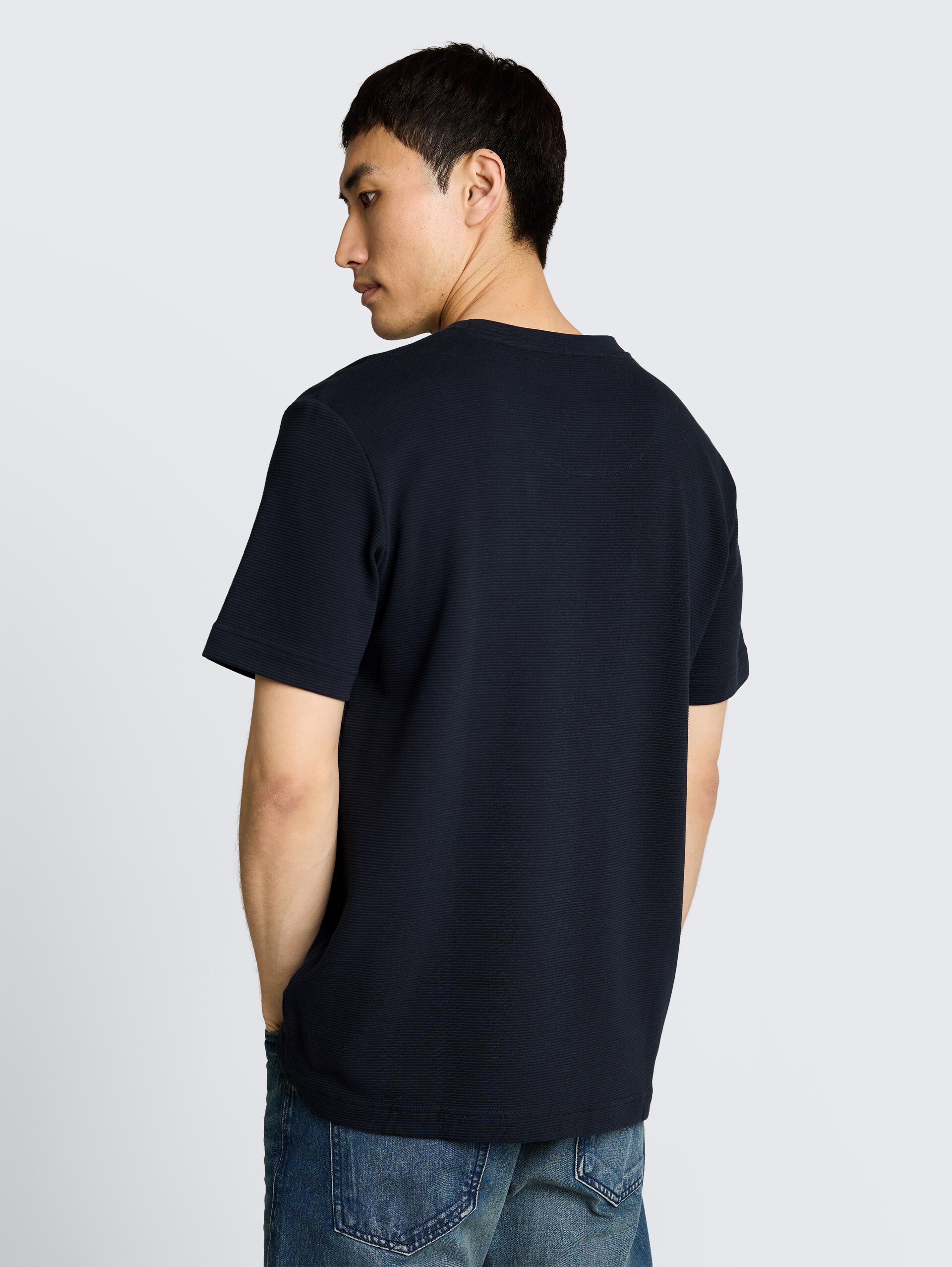 T-Shirt aus Baumwolle - sky captain blue ottoman - Auschnitt Model-Rückansicht