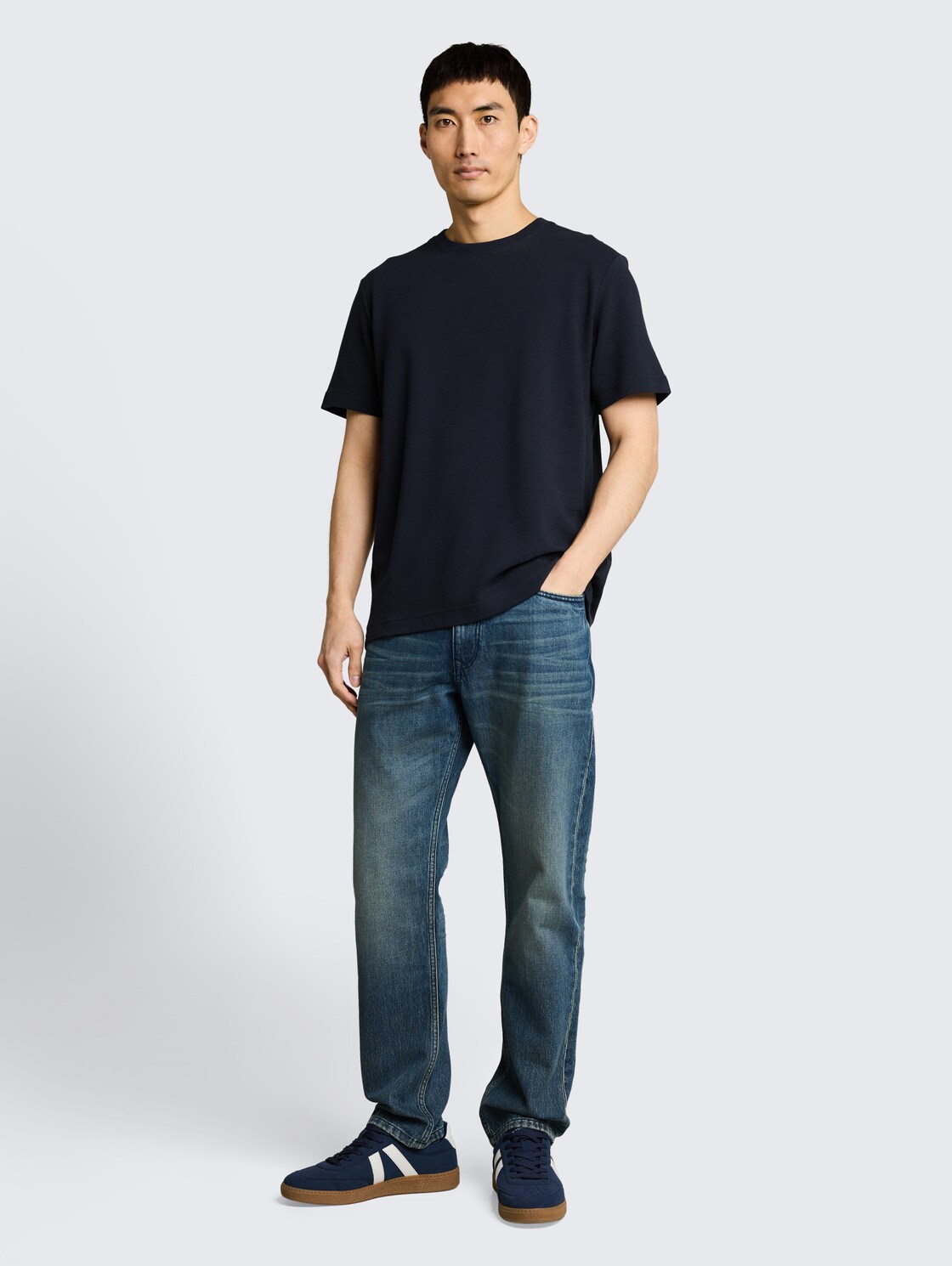 Cotton T-shirt - sky captain blue ottoman - Model front view