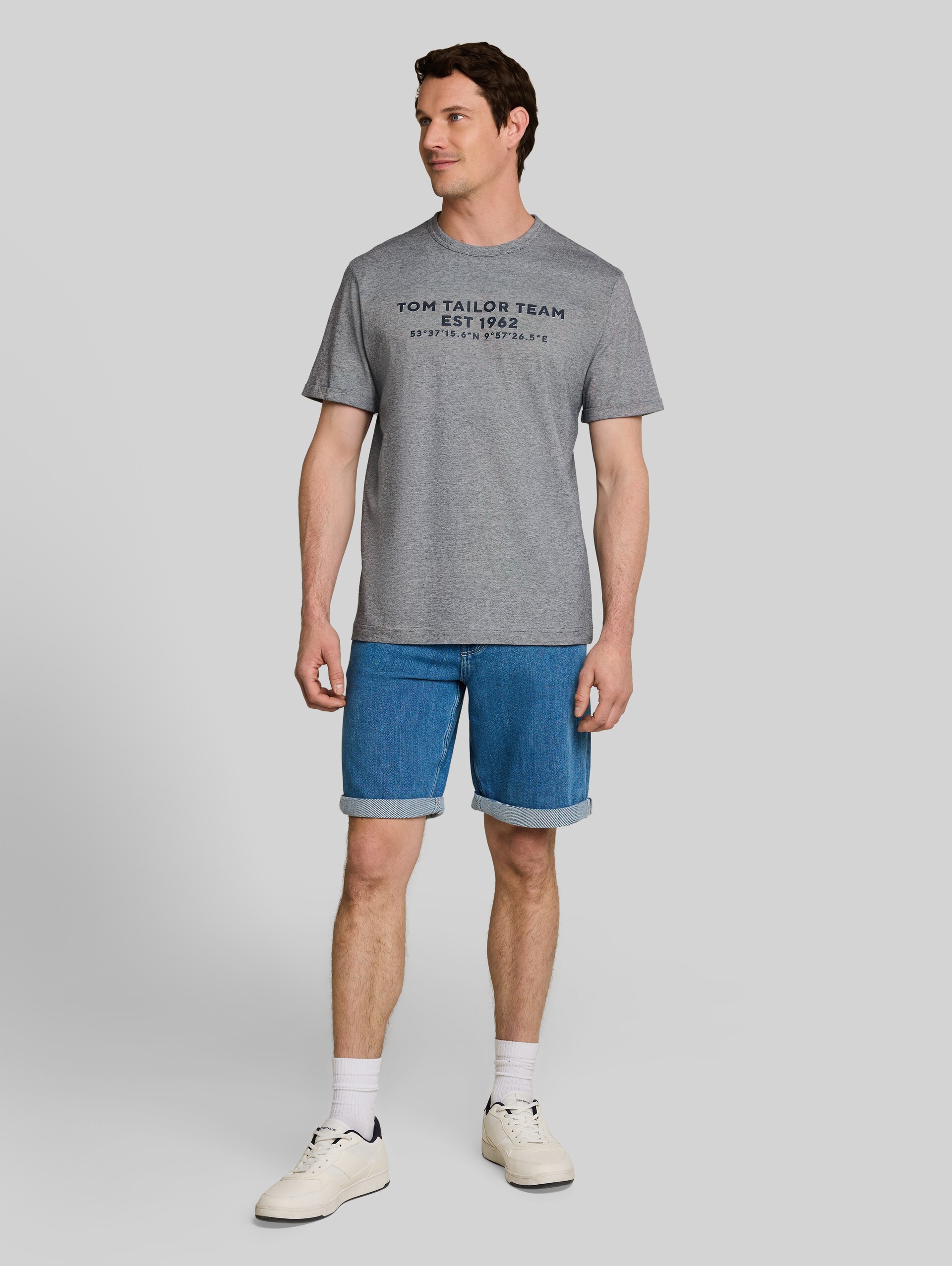 T-shirt with logo print - navy white stripes - Model front view