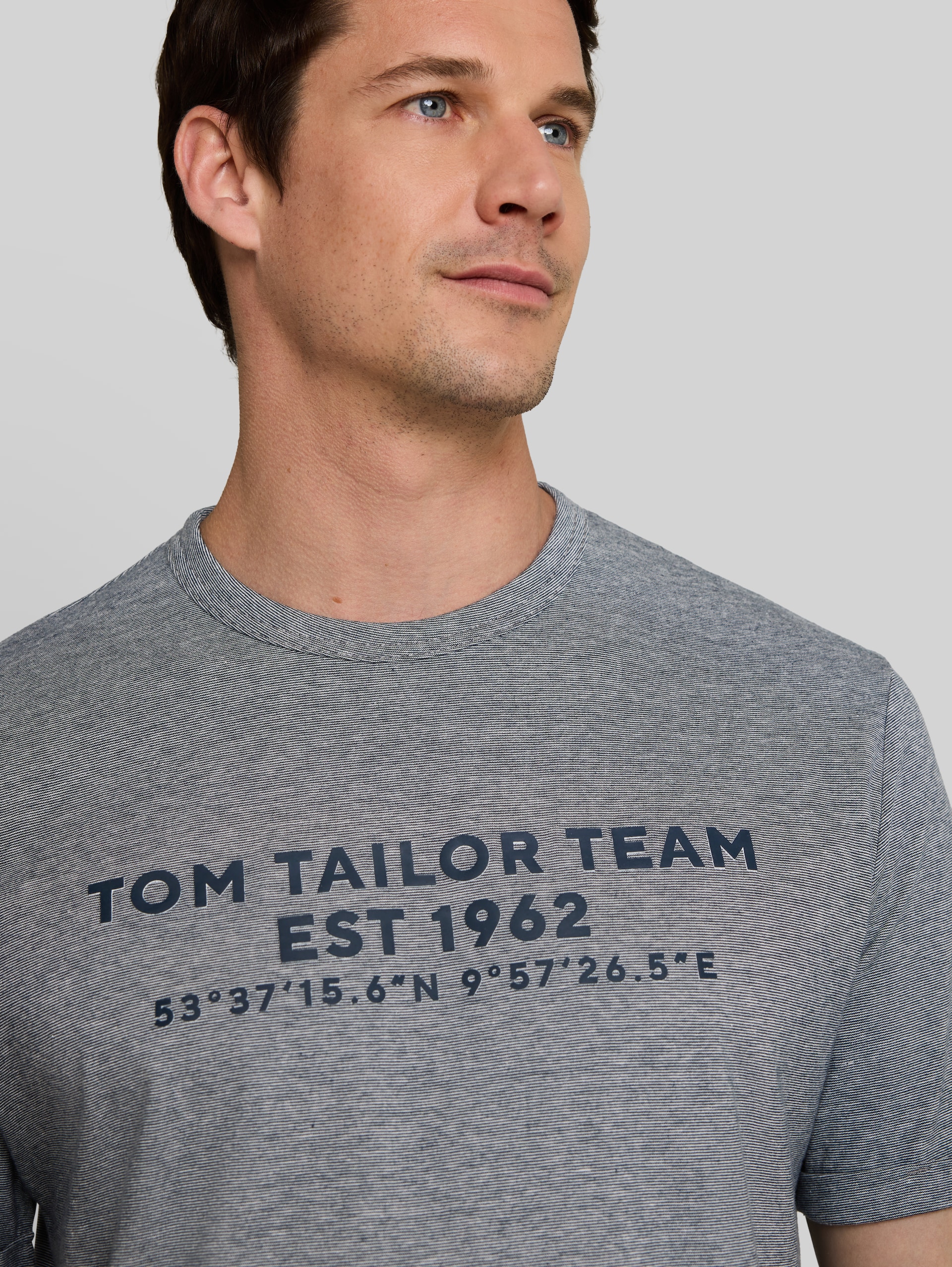 T-shirt with logo print - navy white stripes - Detail model view
