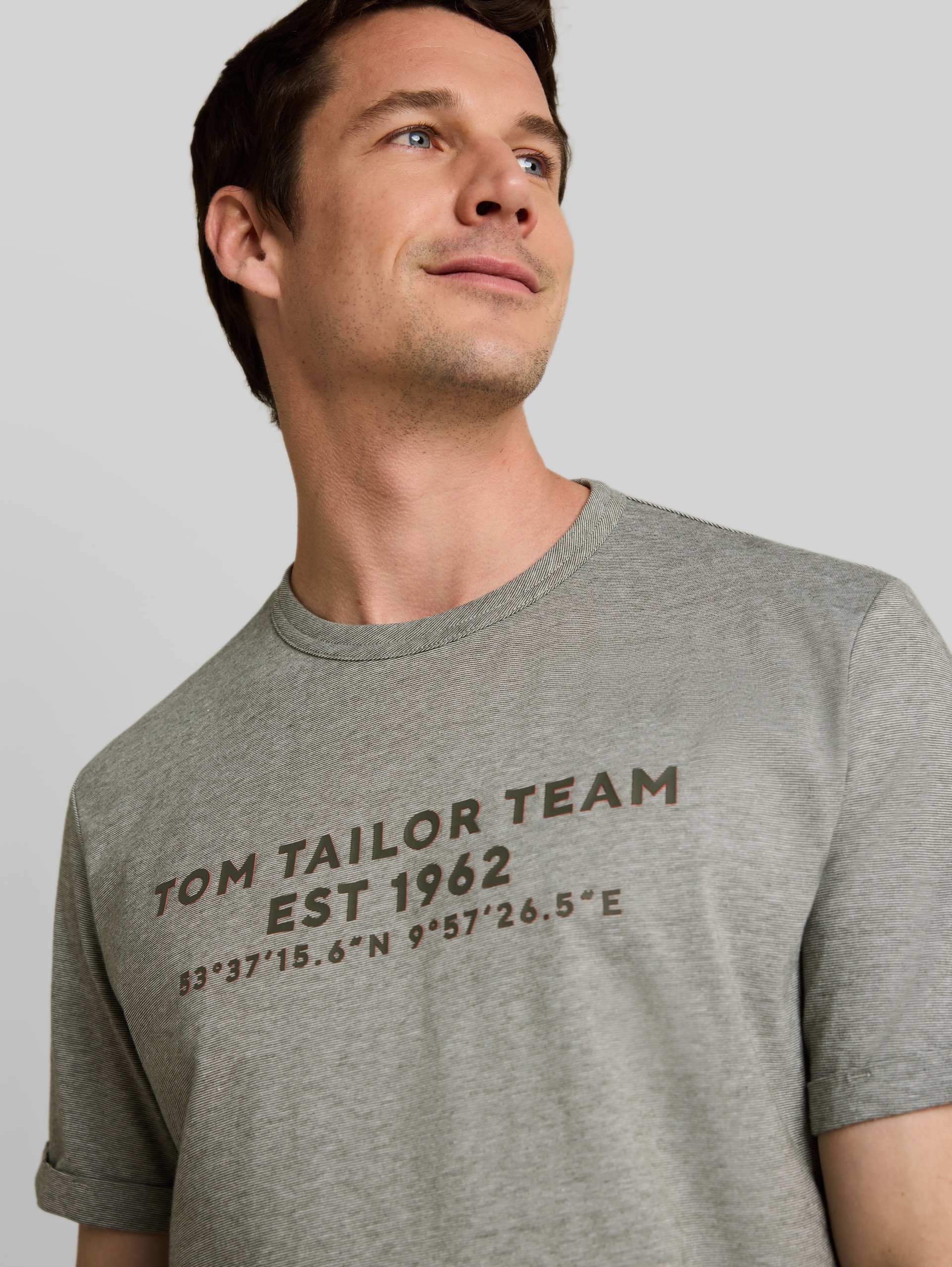 T-shirt with logo print - deep green white stripes - Detail model view