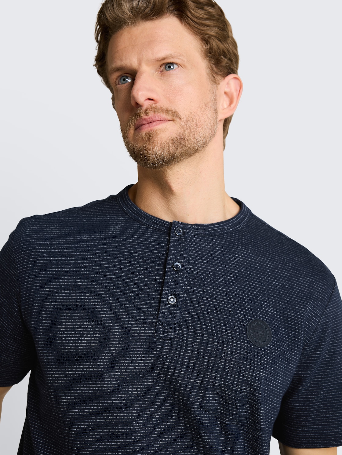 Henley T-Shirt in Melange-Optik - white navy inject stripe - Detail-Model-Ansicht
